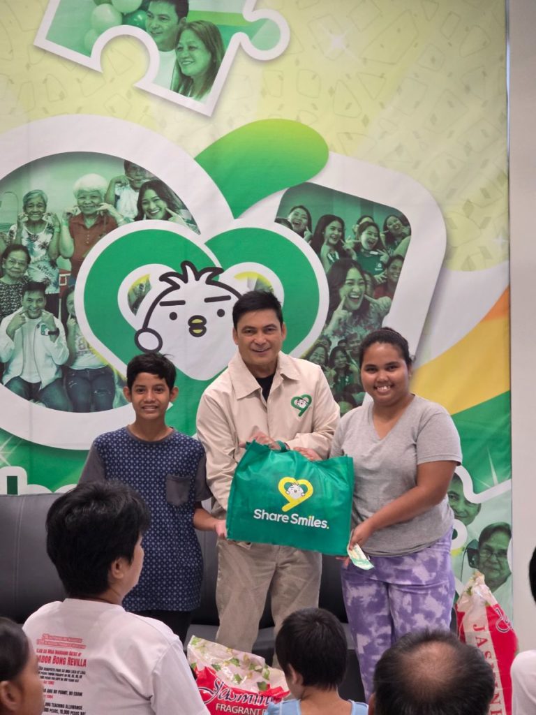 Gabby Concepcion with the beneficiaries in bulacan