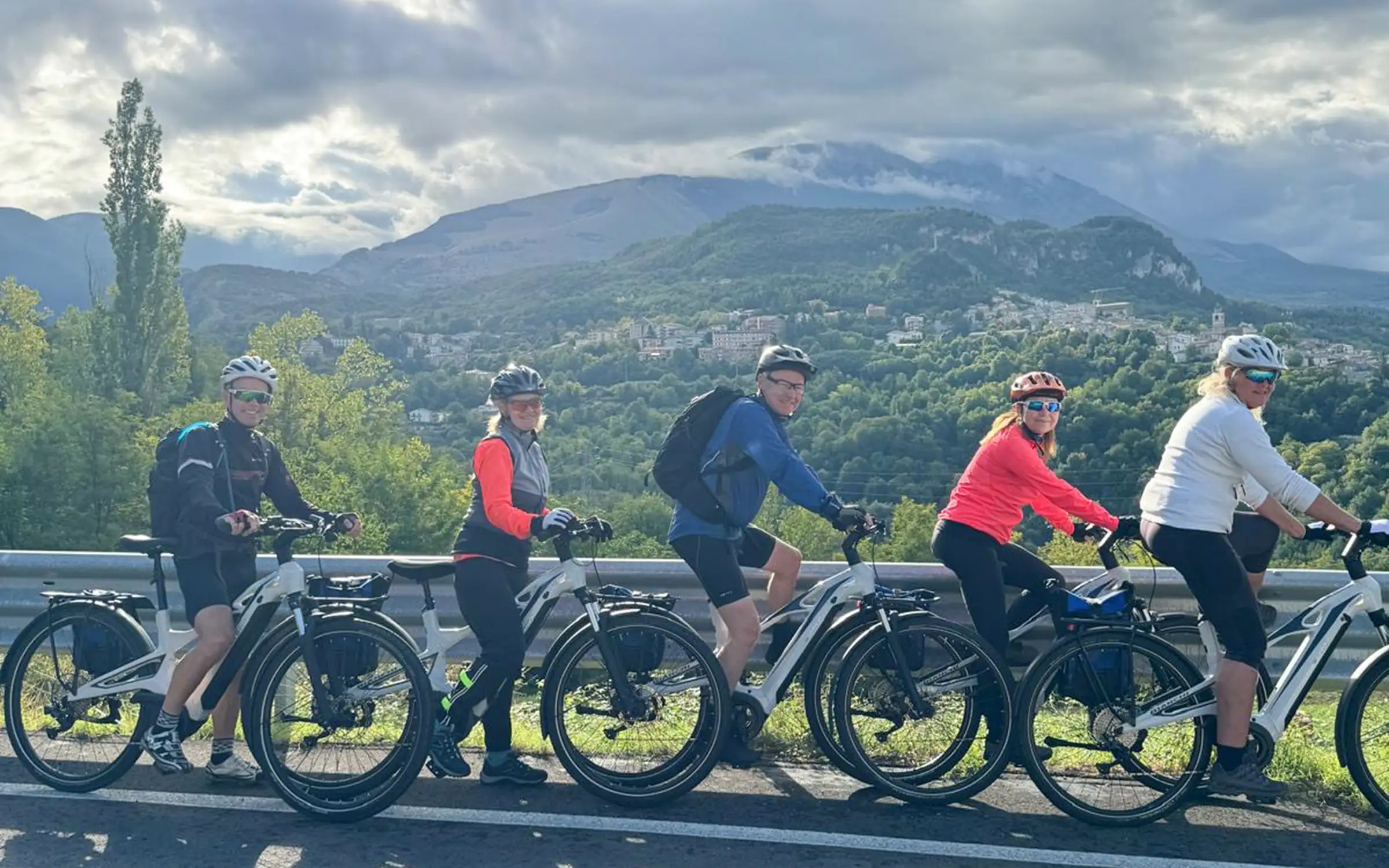 Syklister klare for dagens etappe i Abruzzo | Expa Travel