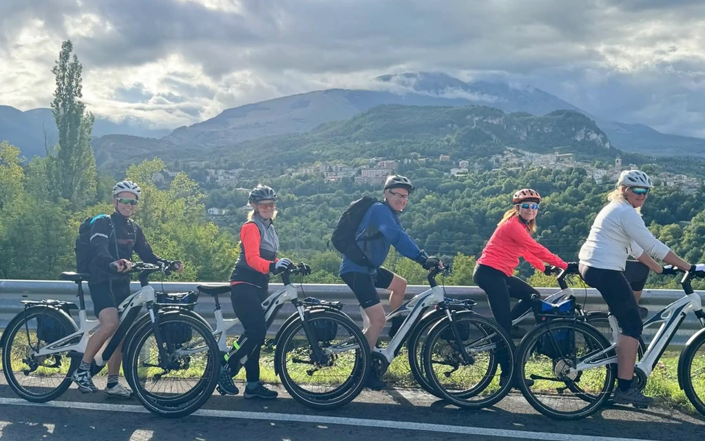 Syklister klare for dagens etappe i Abruzzo | Expa Travel