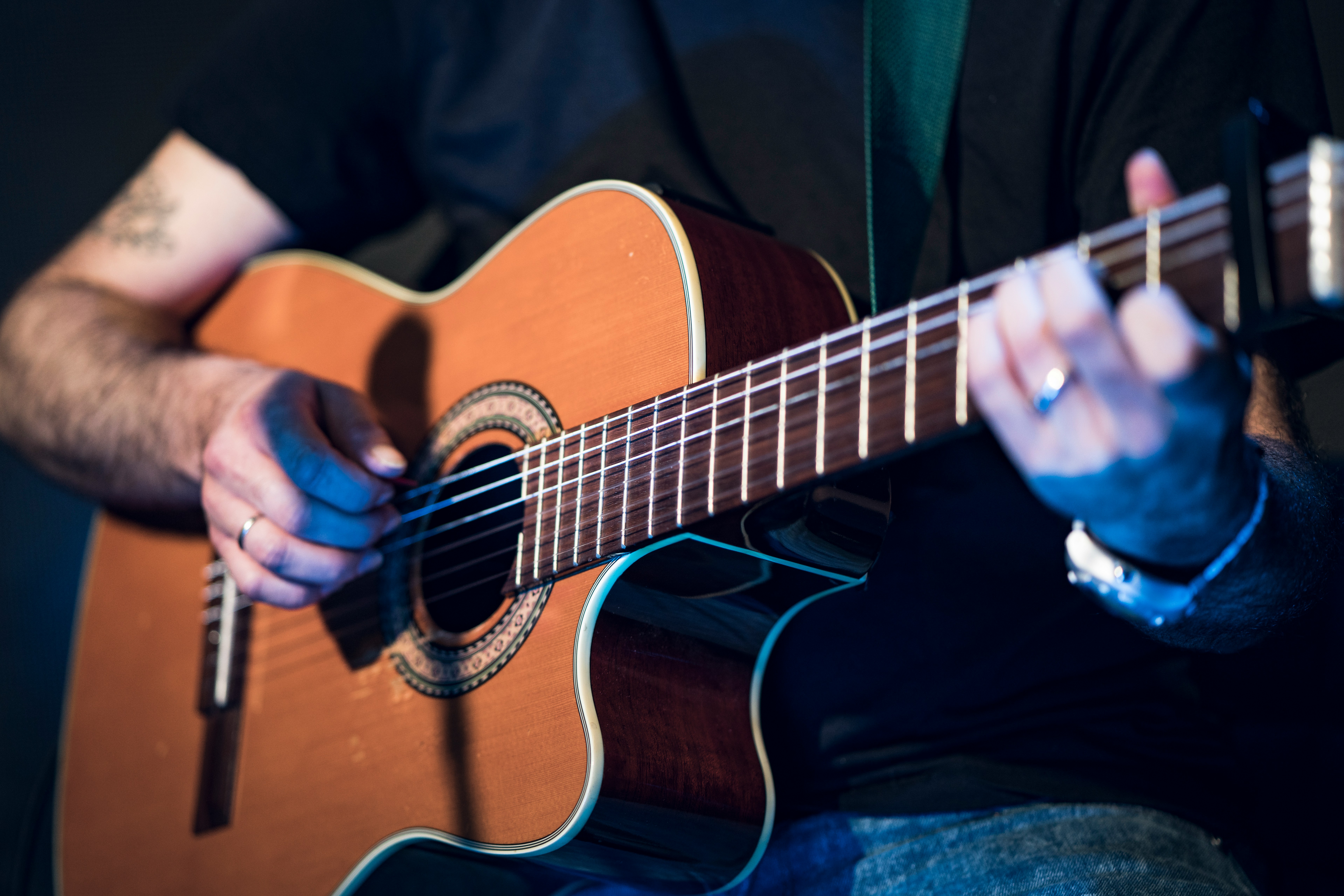 Manfretting a chord on an acoustic guitar