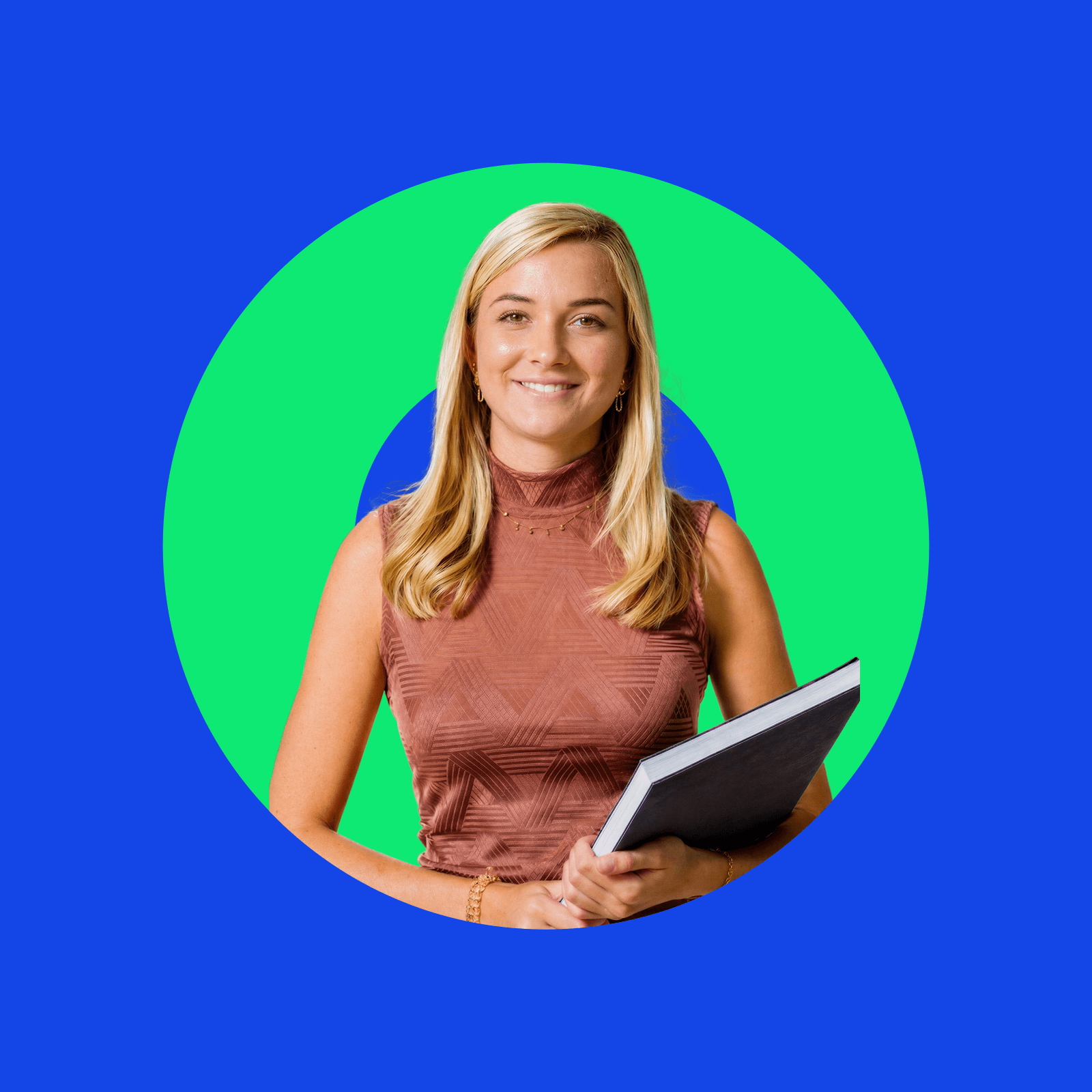 Vrouw met laptop tegen een blauwgroene grafische achtergrond.