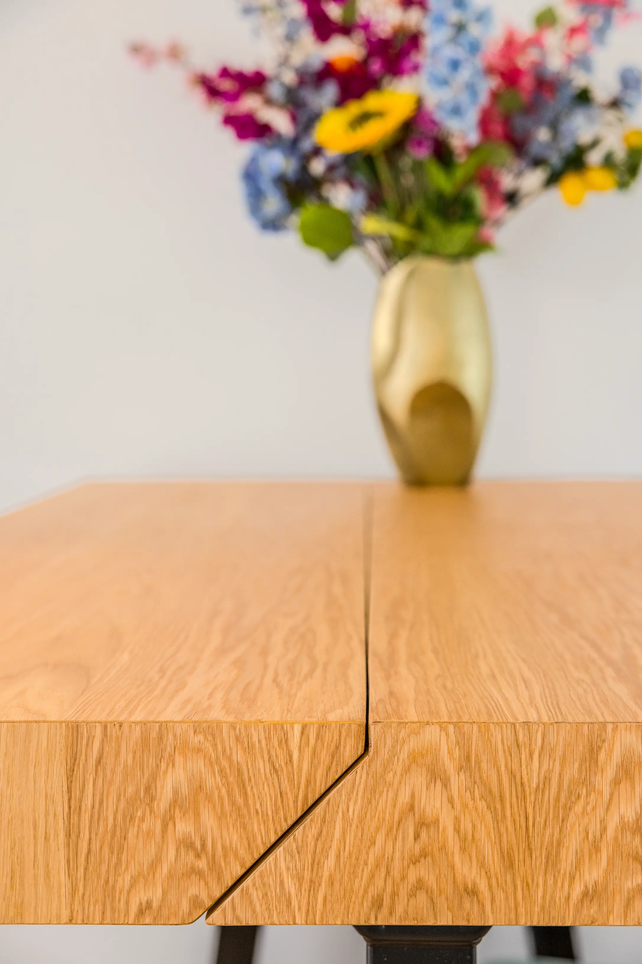 Tafelblad met klapnaad en een vaasje bloemen bij Mark in Zwolle