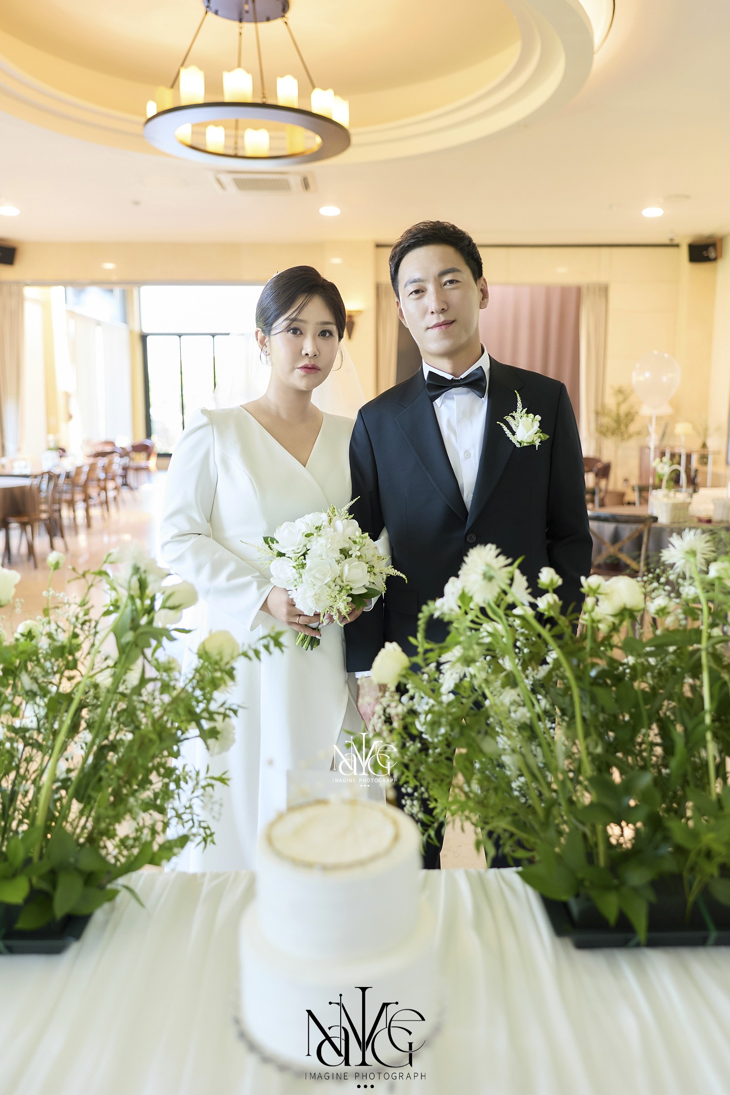 광주 스몰웨딩 메리인가든 웨딩스냅 촬영 후기 | 이매진포토가 담아낸 2층 화보 컷부터 야외 조명 원판의 감성