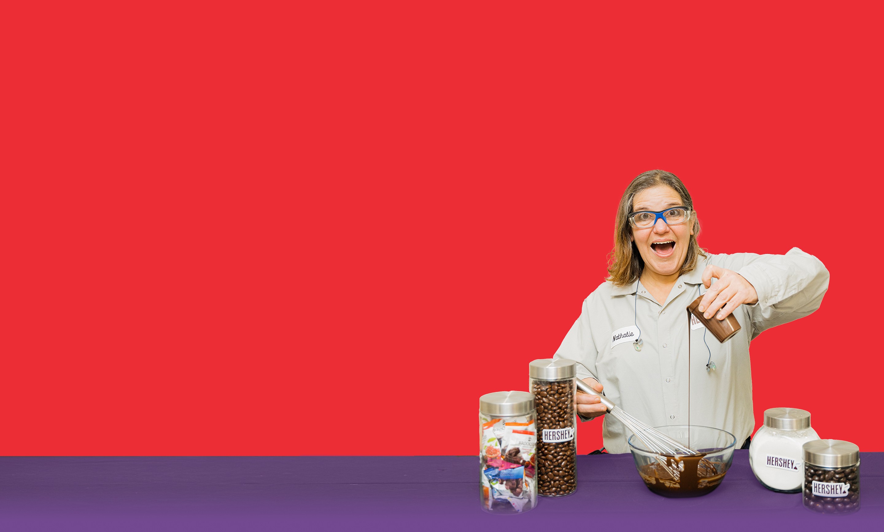 Employée de Hershey's souriante en travaillant dans l'usine de Saint-Hyacinthe