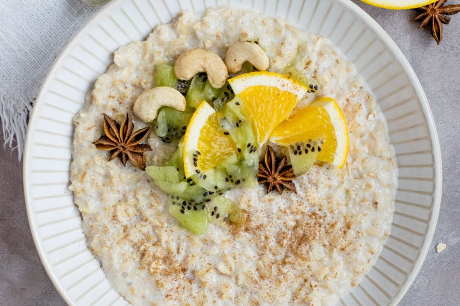 Porridge d'avena con kiwi, arancia e anacardi