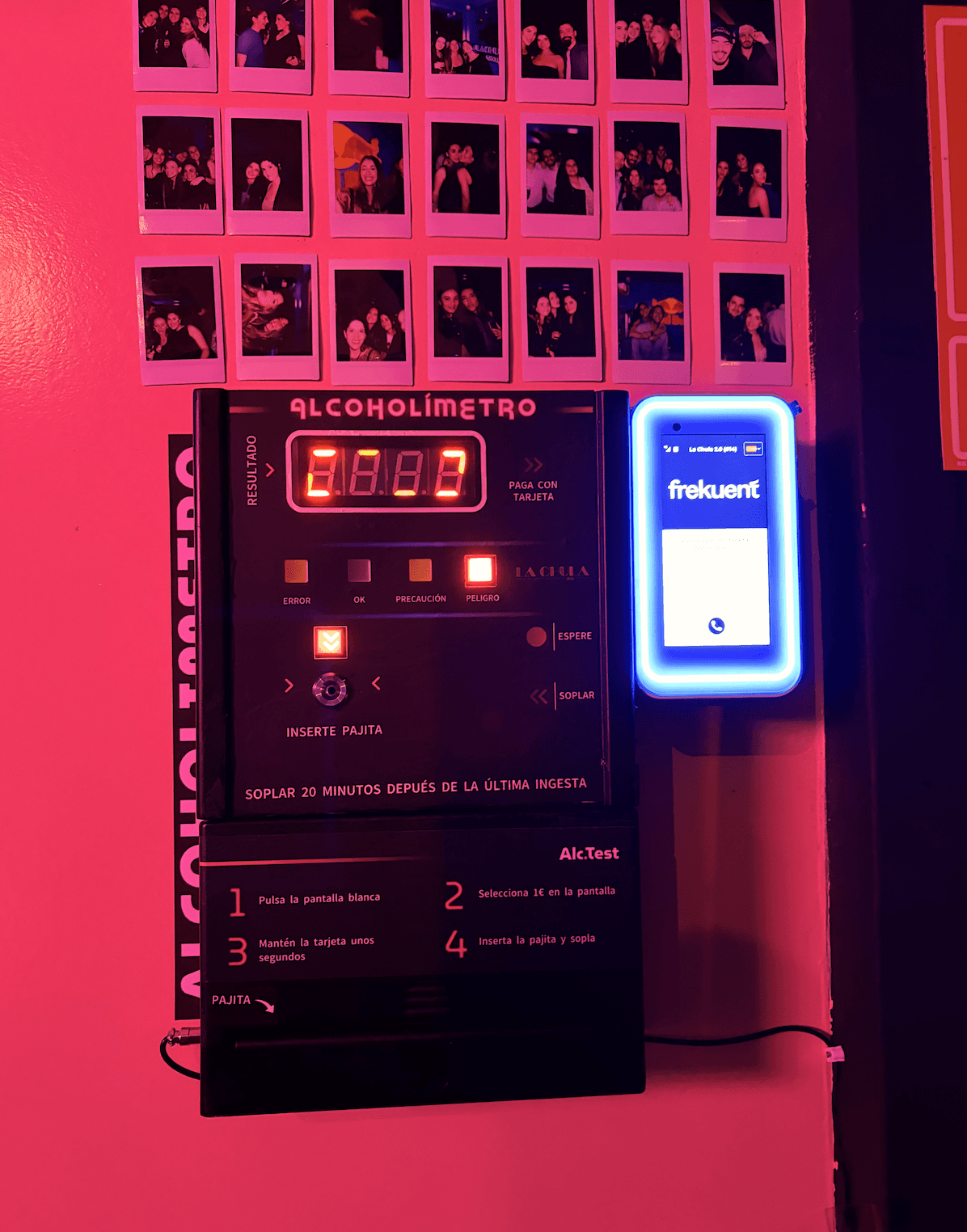 Gente con cerveza en un bar