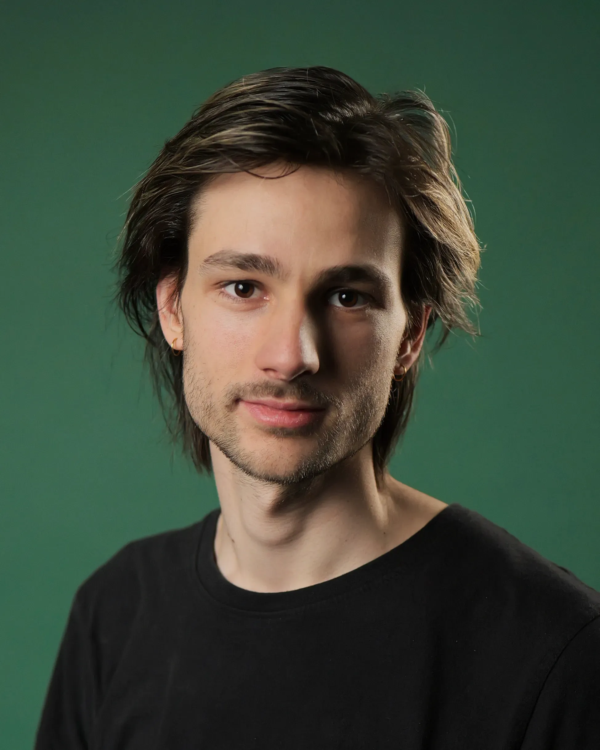 Videoproduktion Dresden Edgar Kohn schaut vor grünem Hintergrund in die Kamera