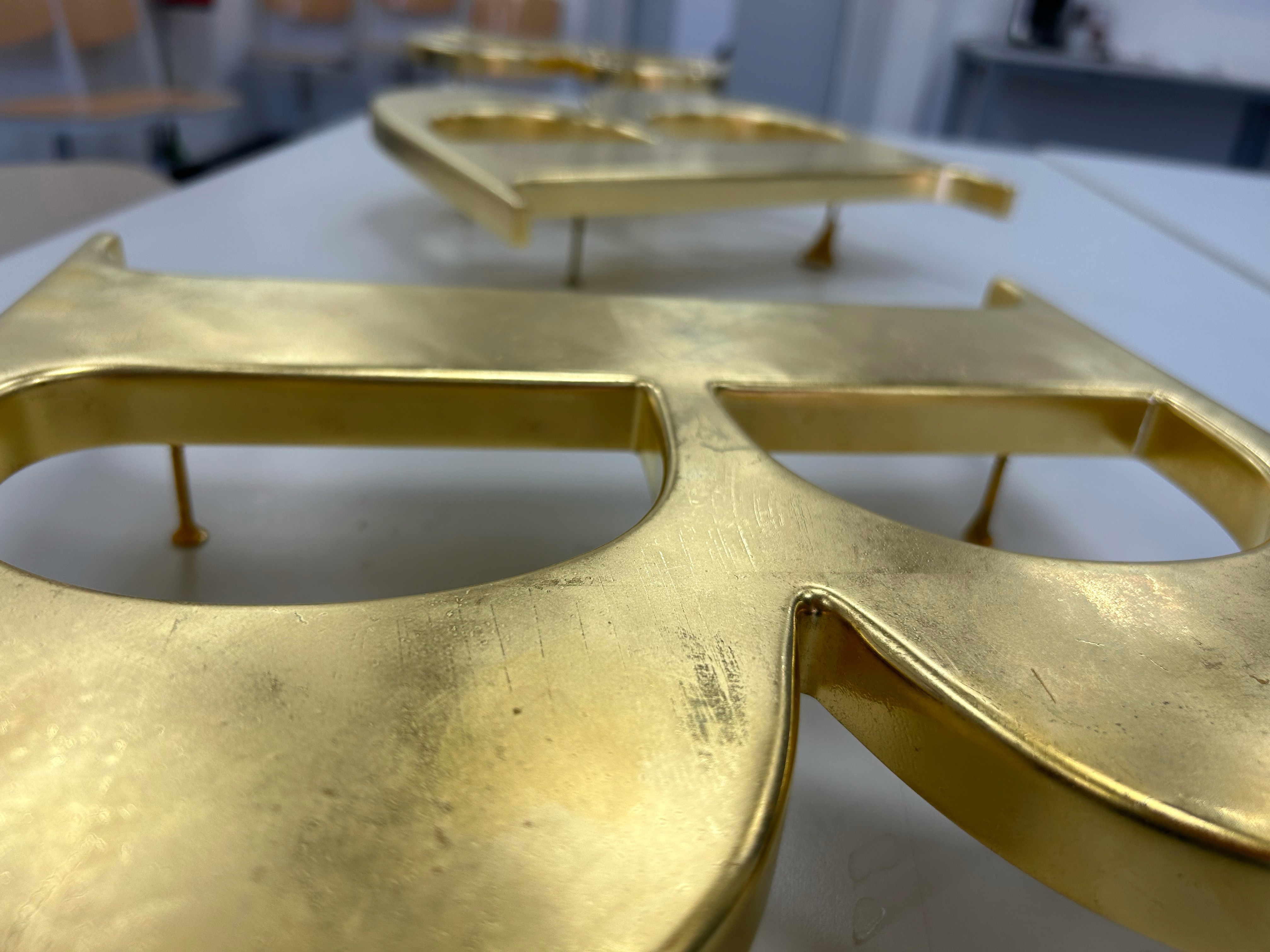 Vergoldete Buchstaben