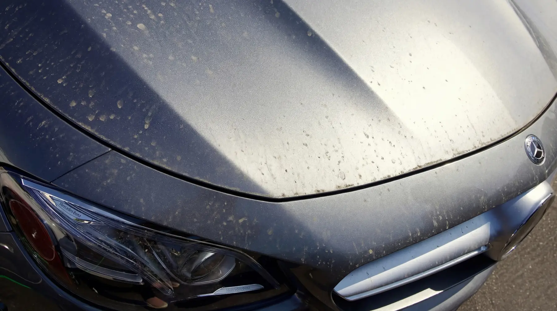 Avant nettoyage de la carrosserie d’une Mercedes Classe E avec traces et contaminations