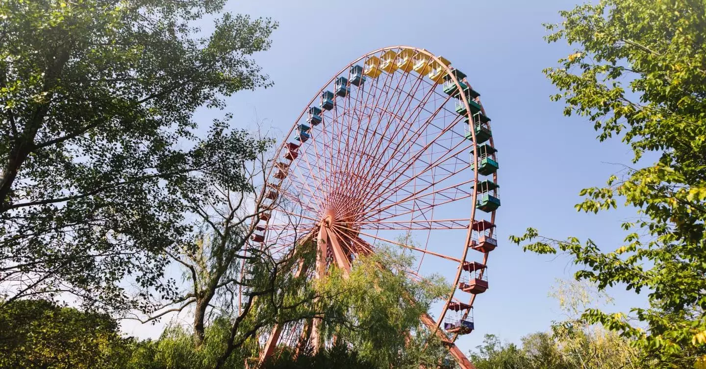 Menschen unter Bäumen am Wasser als Bildplatzhalter