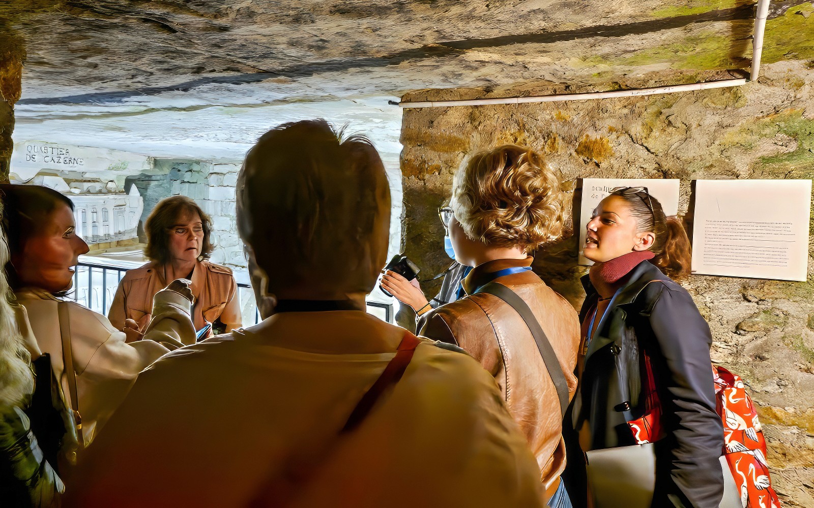 在巴黎地下墓穴内的导游带领旅游团。