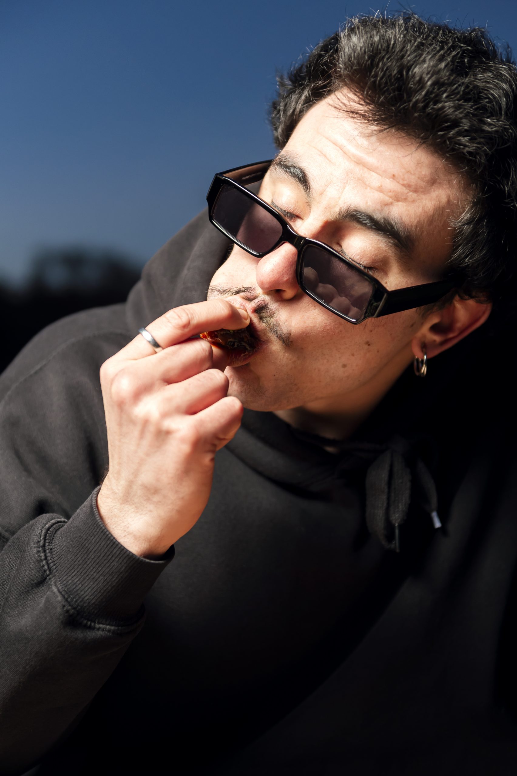 Joven come hamburguesa