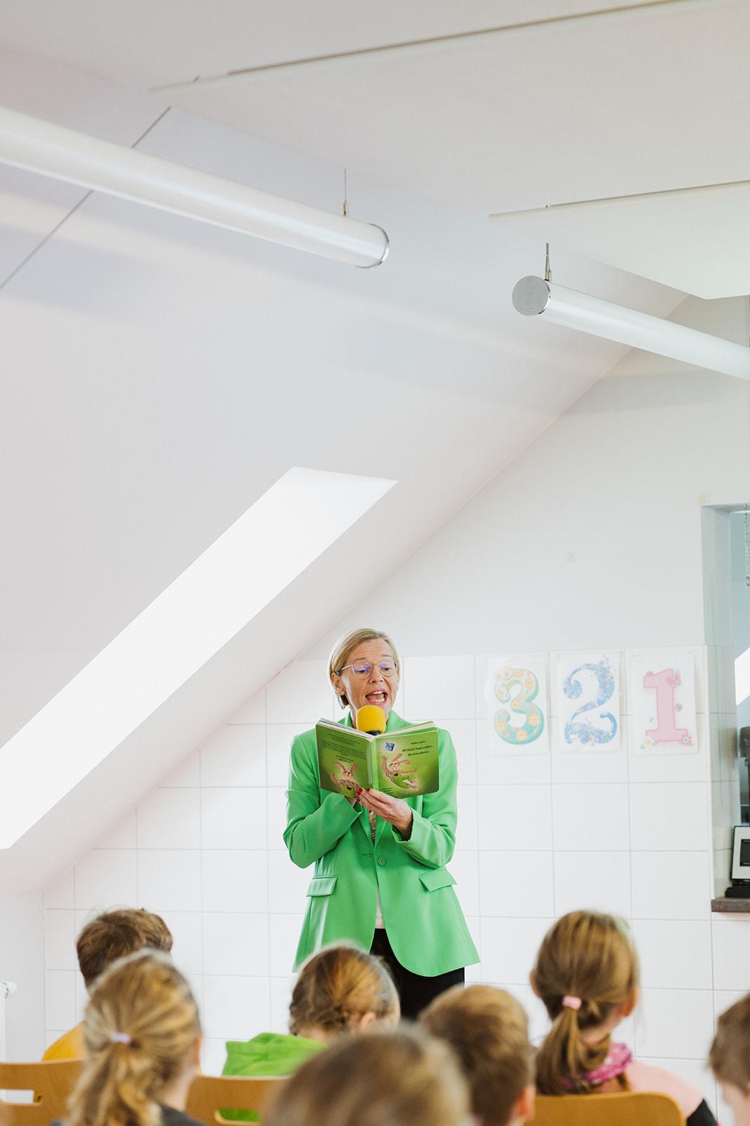 Nadine Gaebel liest aus ihrem Buch "Muthase Pauli erklärt vor für Kinder