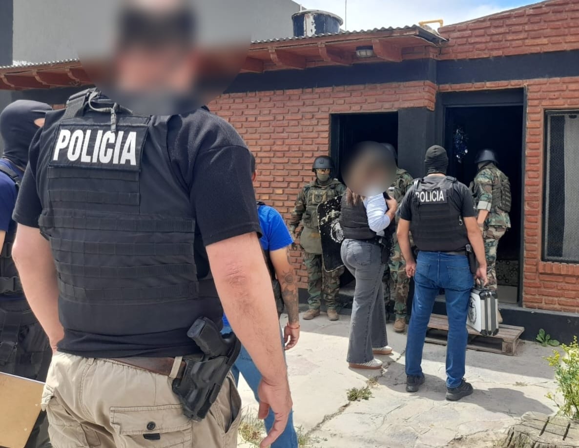Uno de los operativos antinarco del fin de semana. Ocho personas quedaron demoradas.