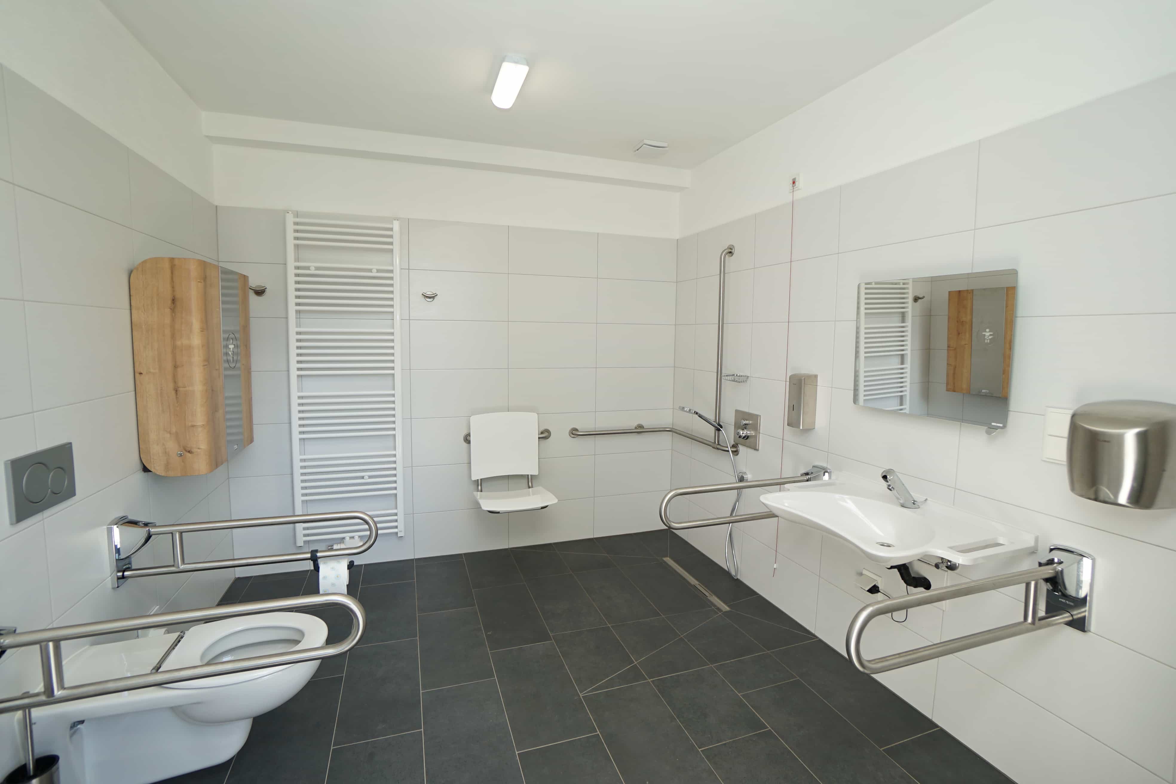 barrierefreies Bad mit Dusche, Toilette und Waschbecken