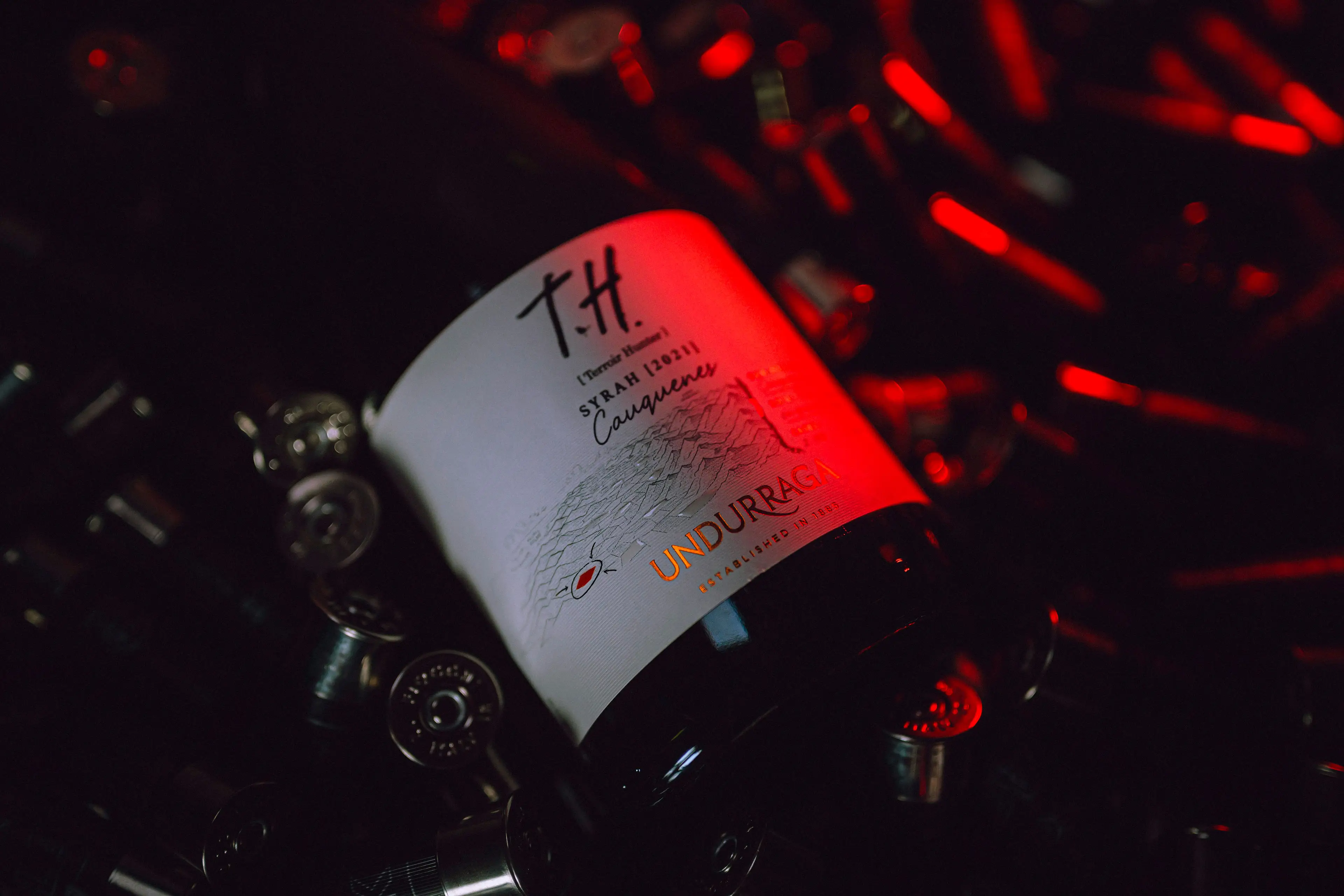 étiquette de vin avec une lumière rouge