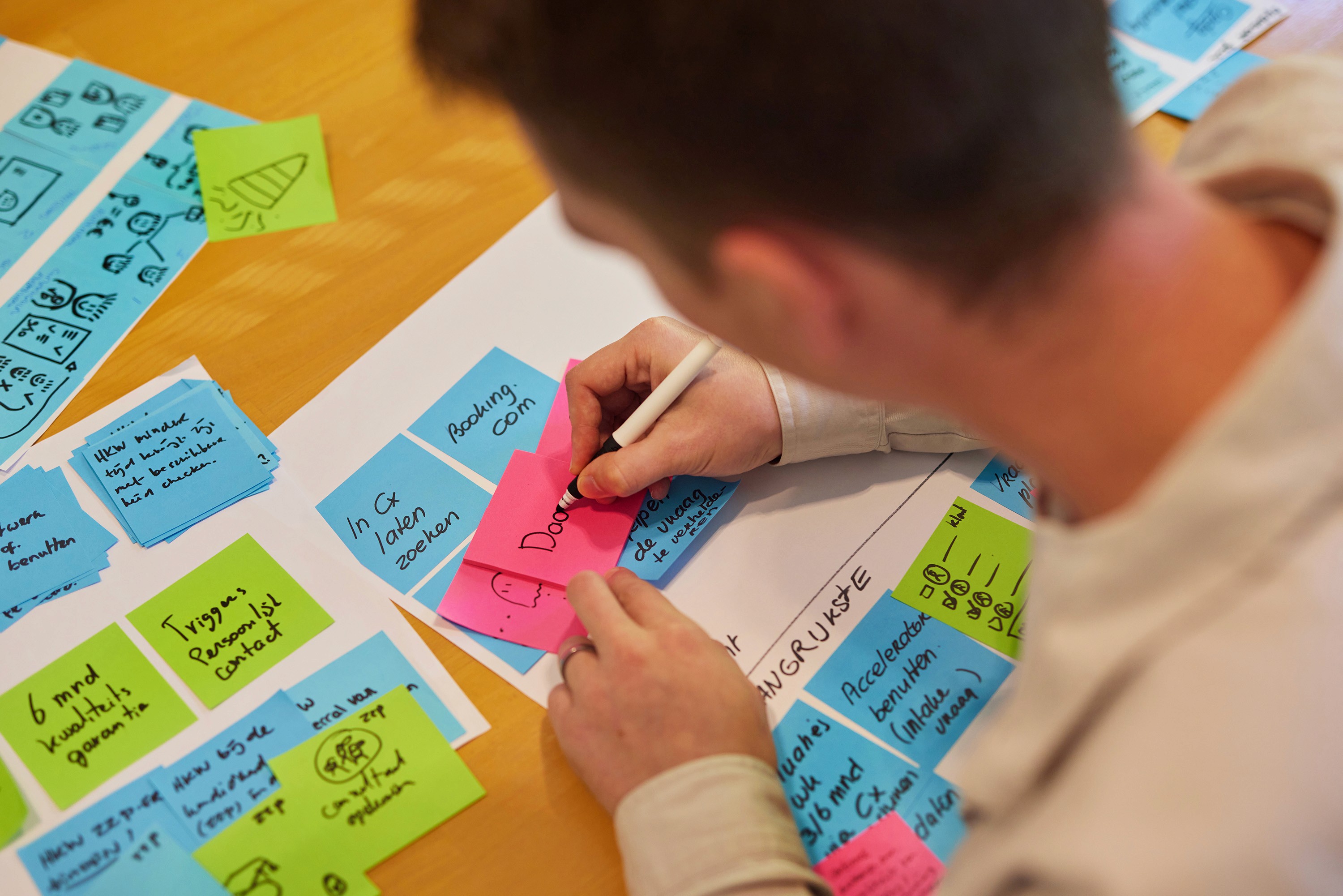 Designer werkt aan design