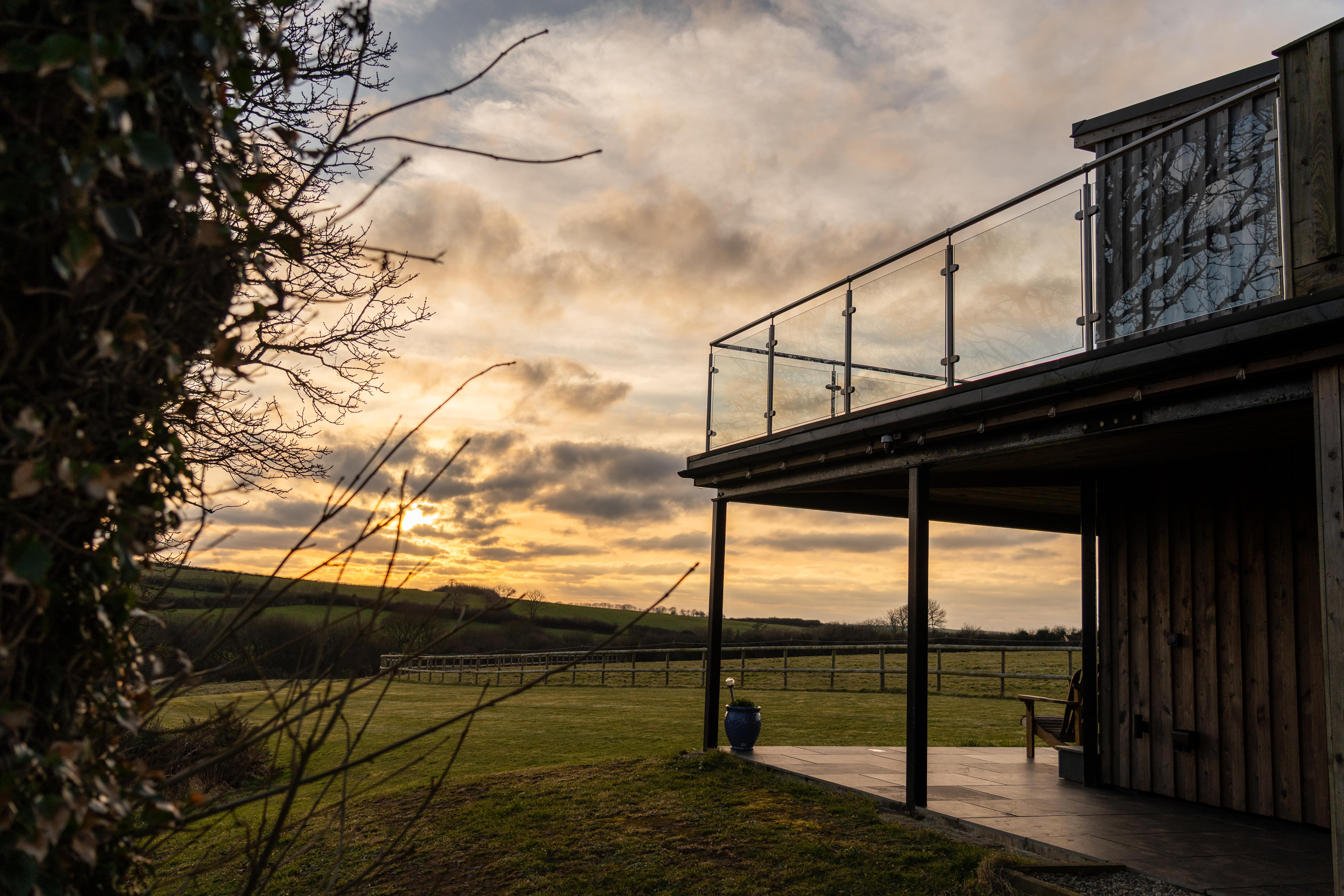 Image of chalet next to mountains