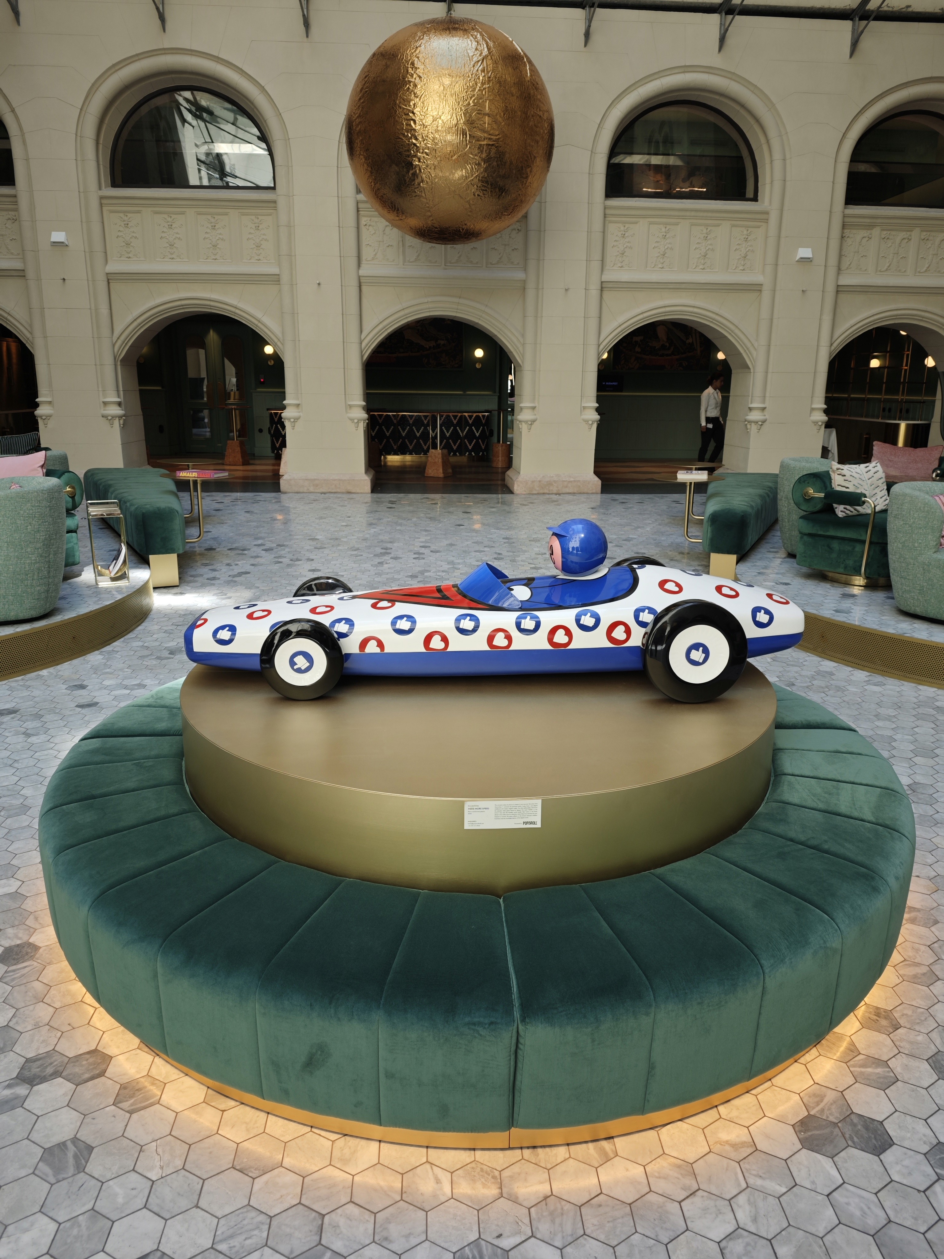 Három szakember dolgozik egy Mercedes-Maybach luxusautó prémium kéttónusú, arany-fekete autófóliázásán (wrap) a Nortek műhelyében.