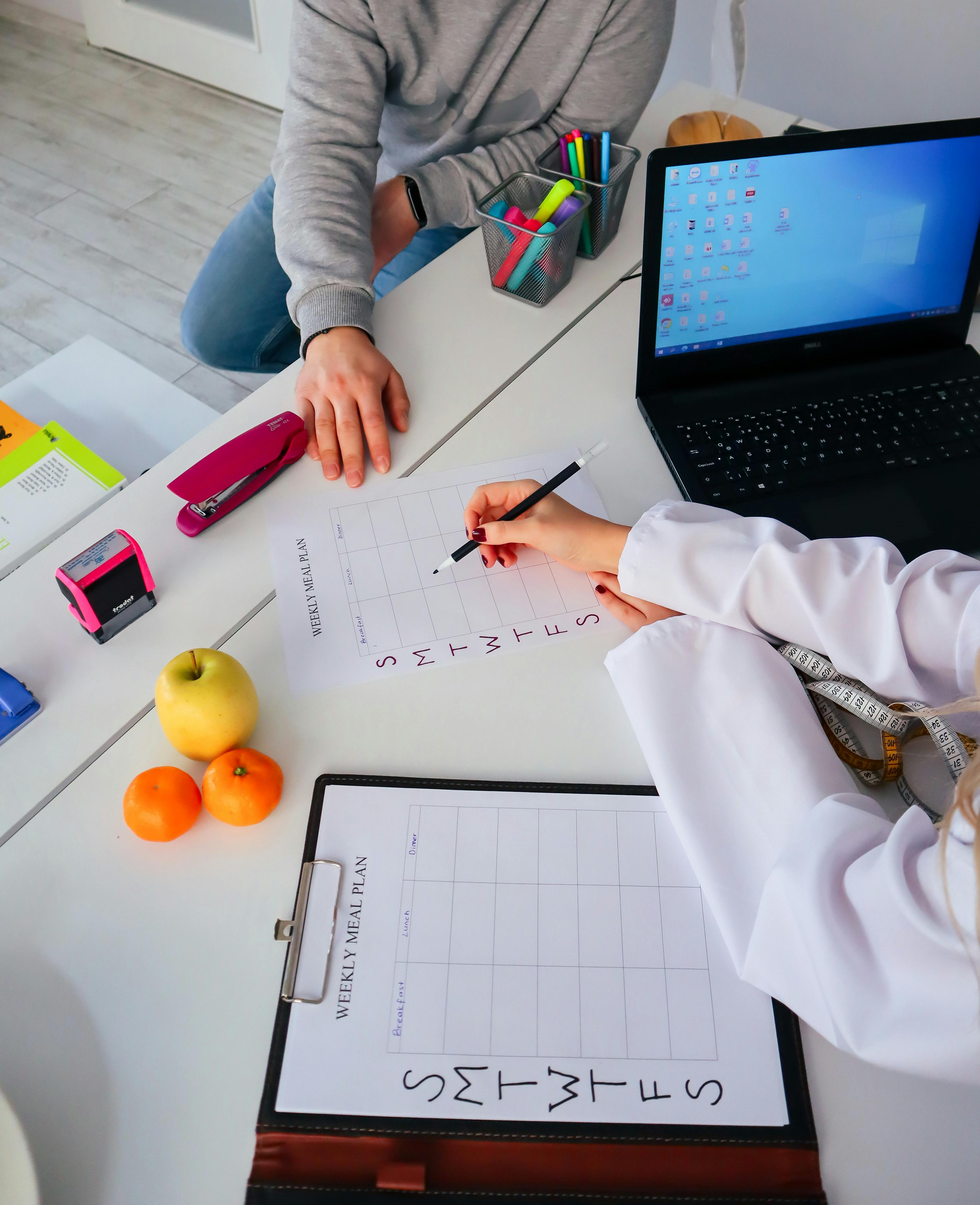a-nutritionist-and-a-patient-discuss-a-weekly-meal-plan-in-a-modern-office-setti - beyzahzah (pexels)