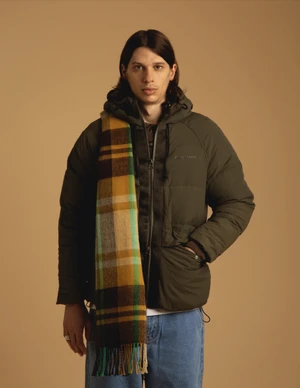 Dans le lookbook de la marque Danoise Another Aspect, le mannequin porte un costume gris et une chemise blanche