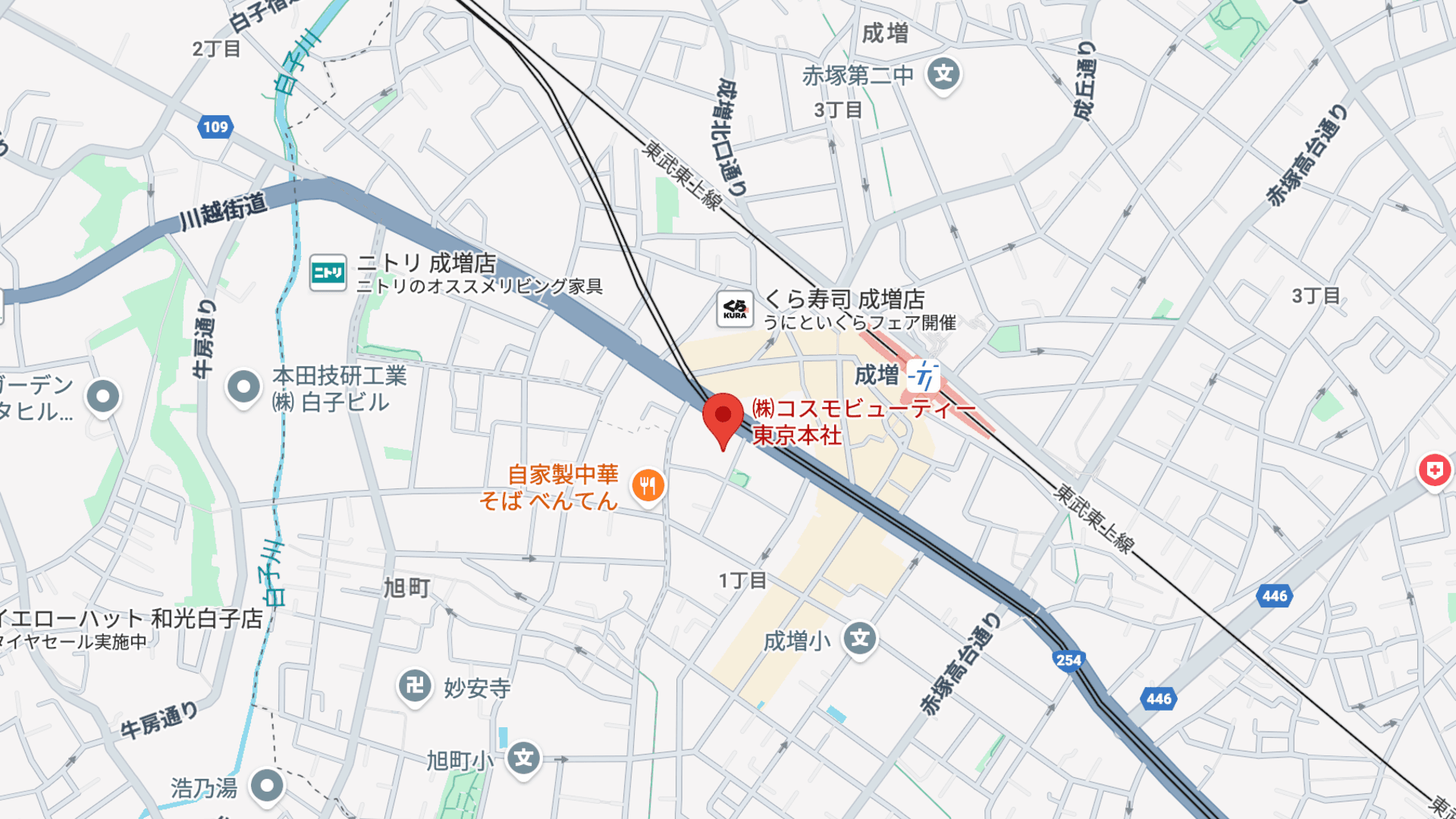 白い外壁と植栽が美しいneieモデルハウスの外観