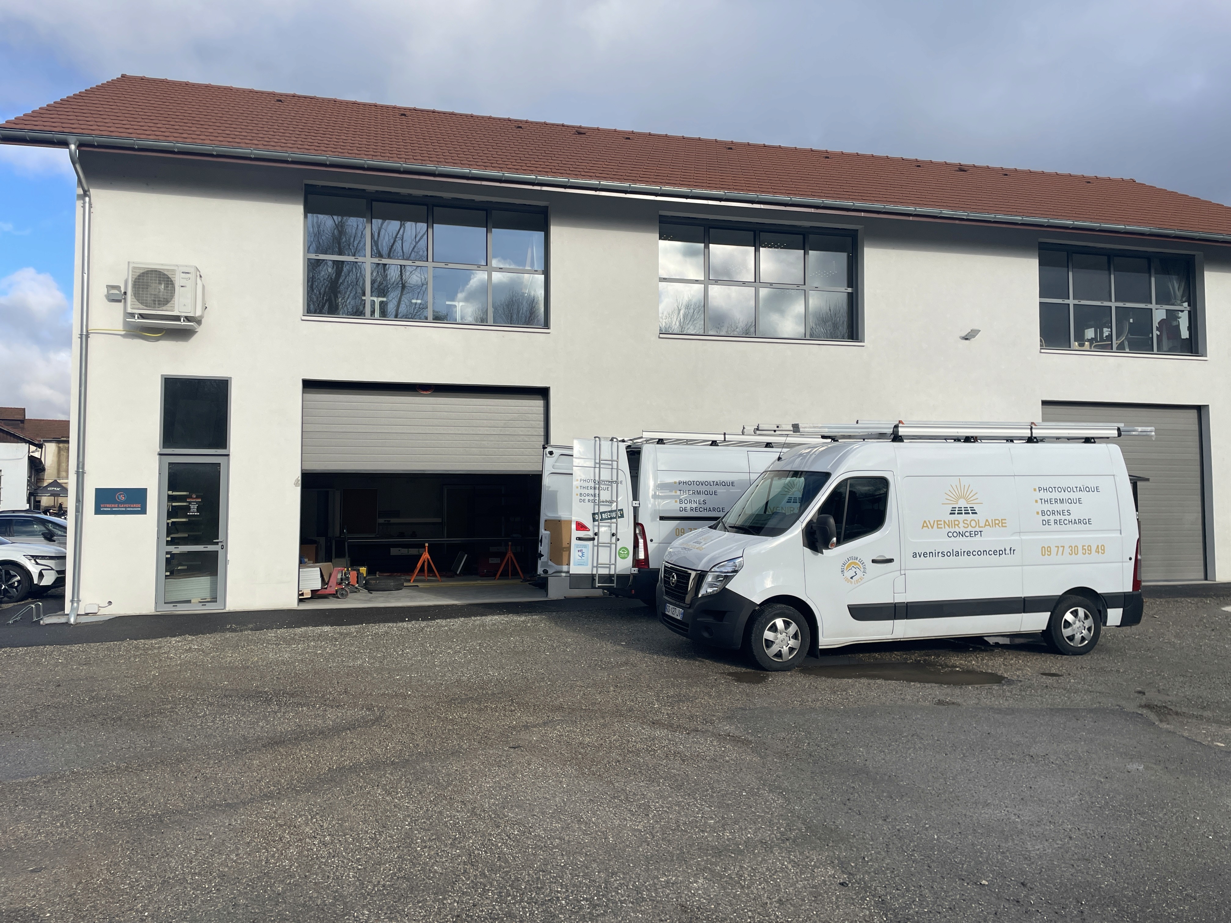 Photo des camions Avenir Solaire concept powered by Solarock devant l'entrepot