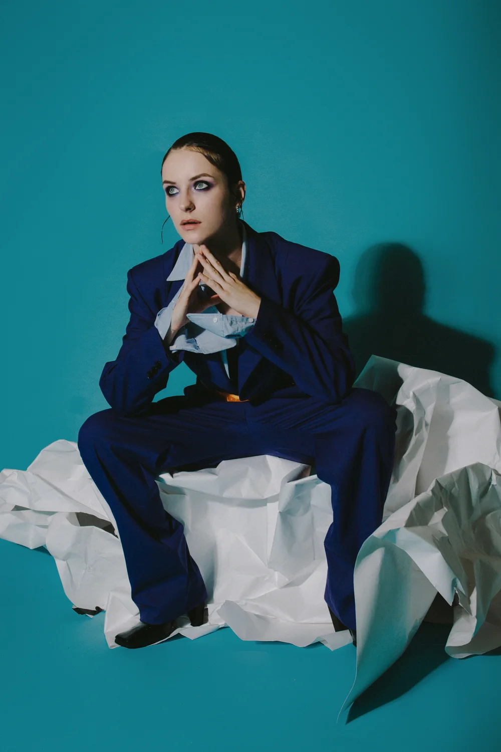 Blue Room, Editorial