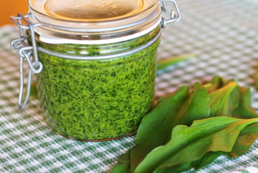 Preparare il pesto con il mixer