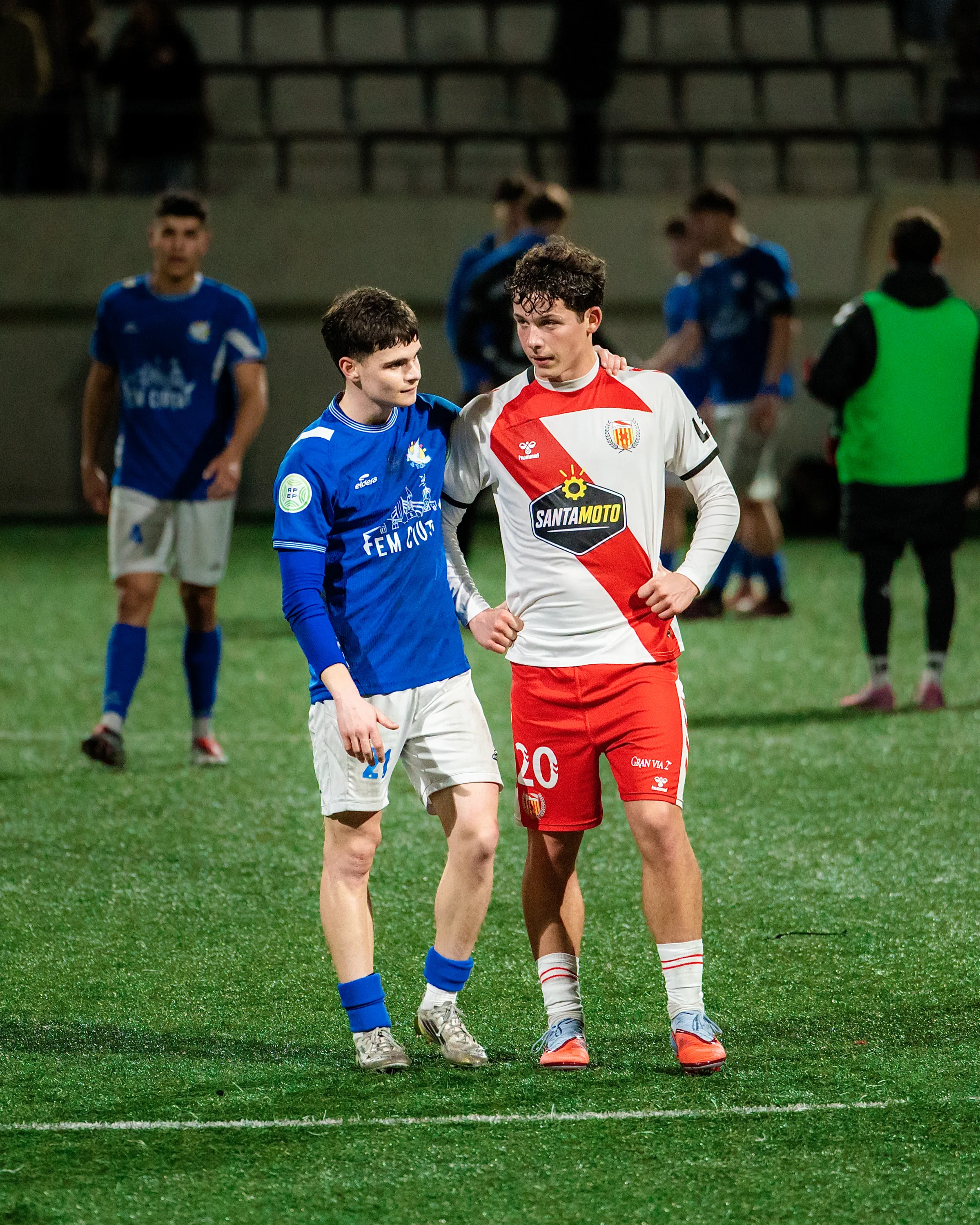 Mediocampo en disputa entre Hospitalet FC y Santa Coloma de Gramenet, foto de Nolan Pardo
