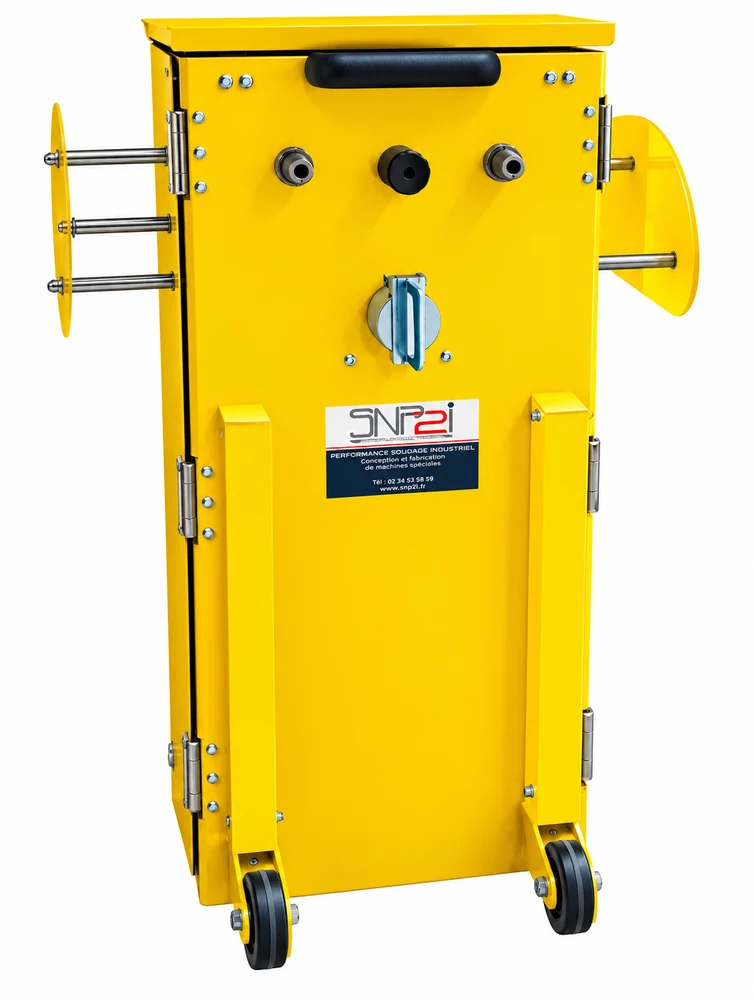 Pupitre d’énergies jaune sur roulettes, avec prises et raccordements regroupés pour alimenter un poste de travail industriel.