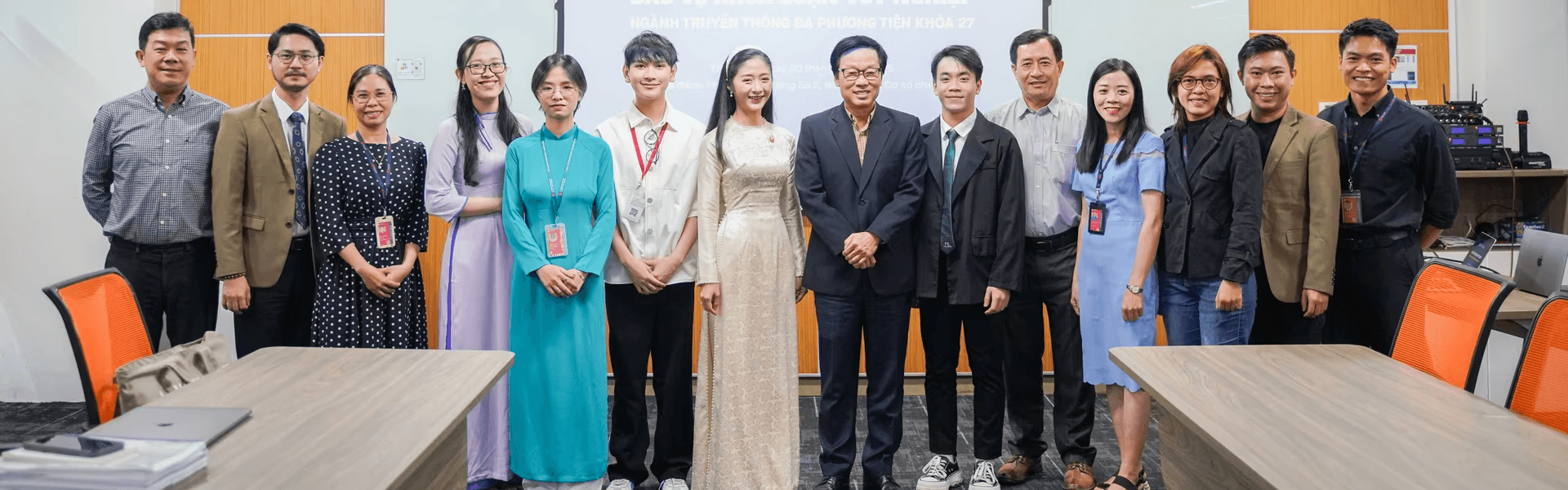 Sinh viên khóa 27 ngành Quan hệ Công chúng và Truyền thông Đa phương tiện bảo vệ khóa luận tốt nghiệp