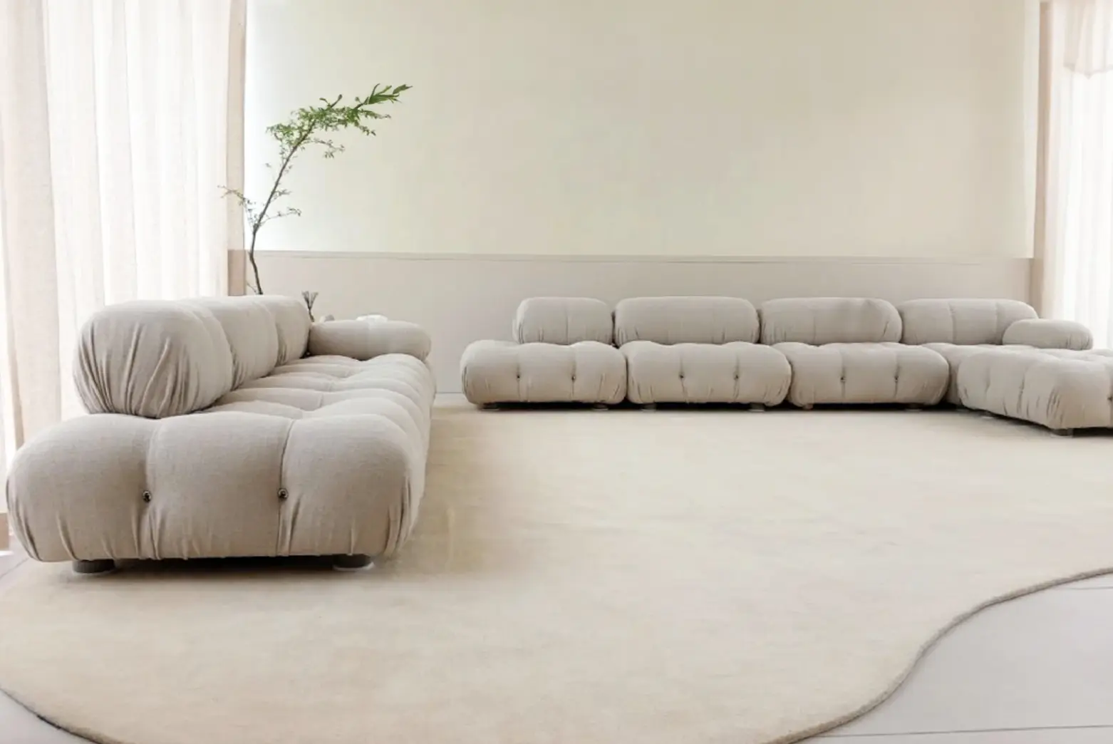 sofas blancos sobre alfombra irregular blanca