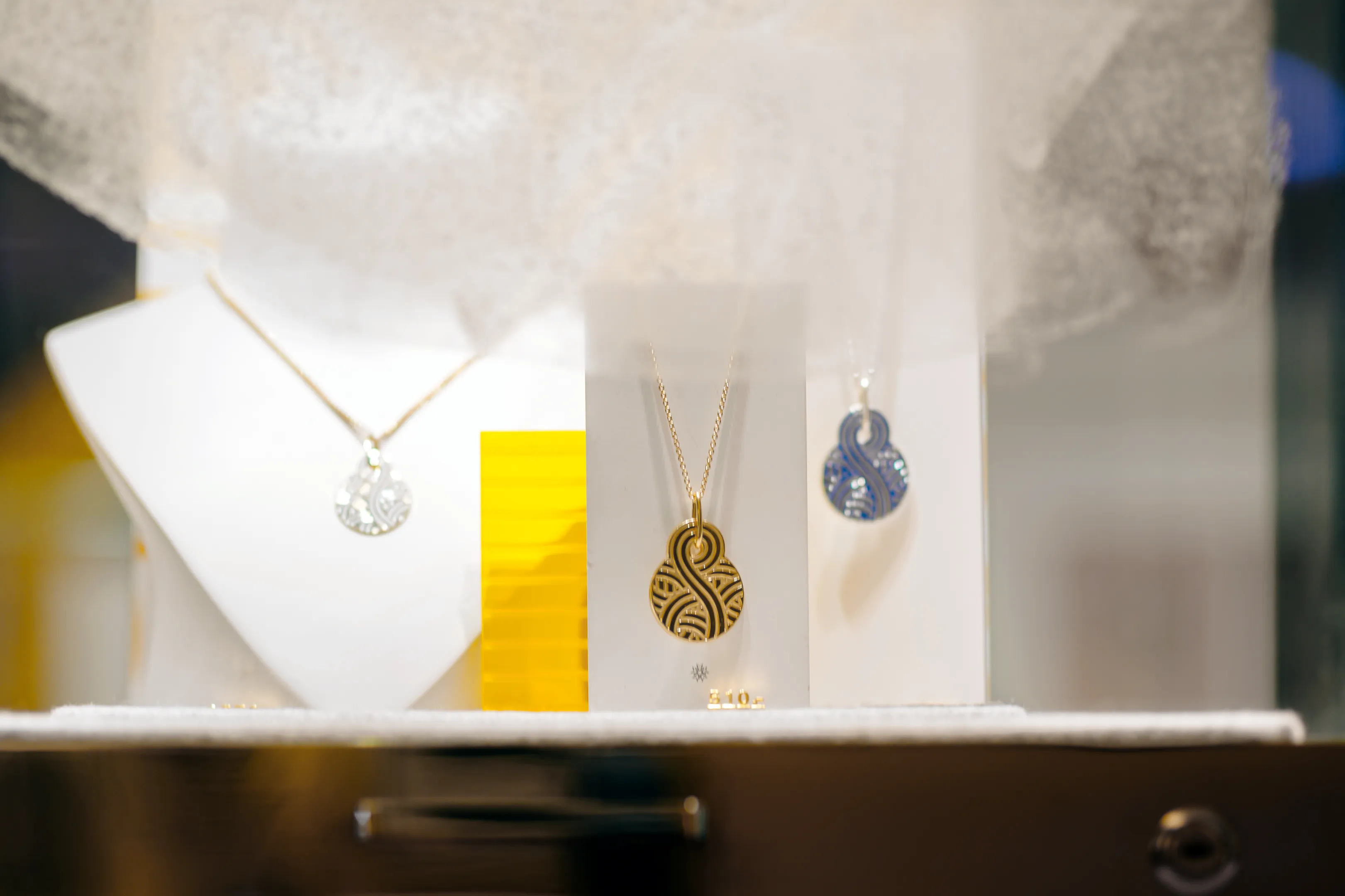 Bijoux présentés en vitrine lors du lancement d’une nouvelle collection Arthus Bertrand