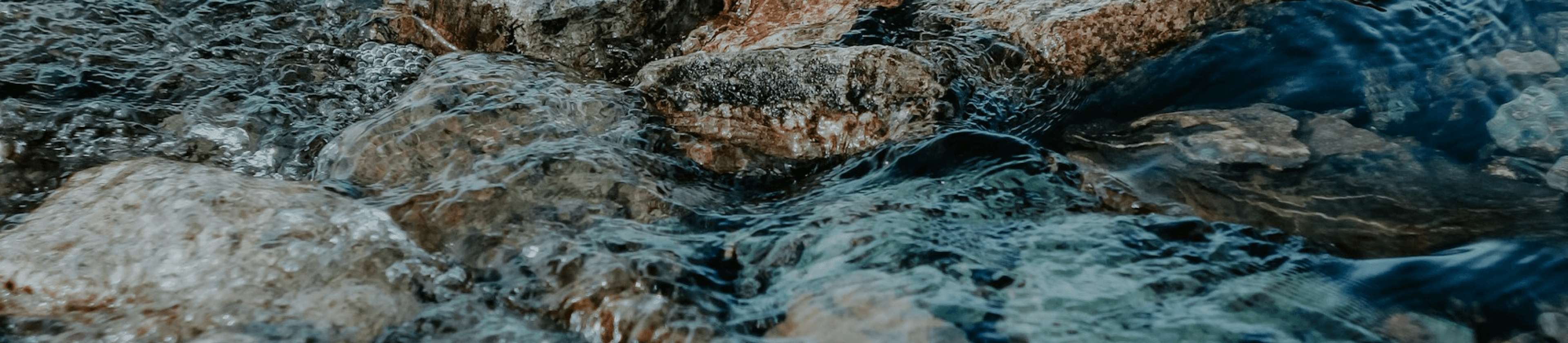 自然をイメージ水が流れる写真