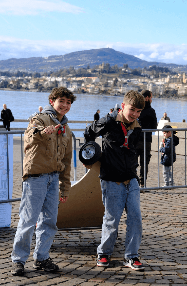 Scouts avec une caisse à savon