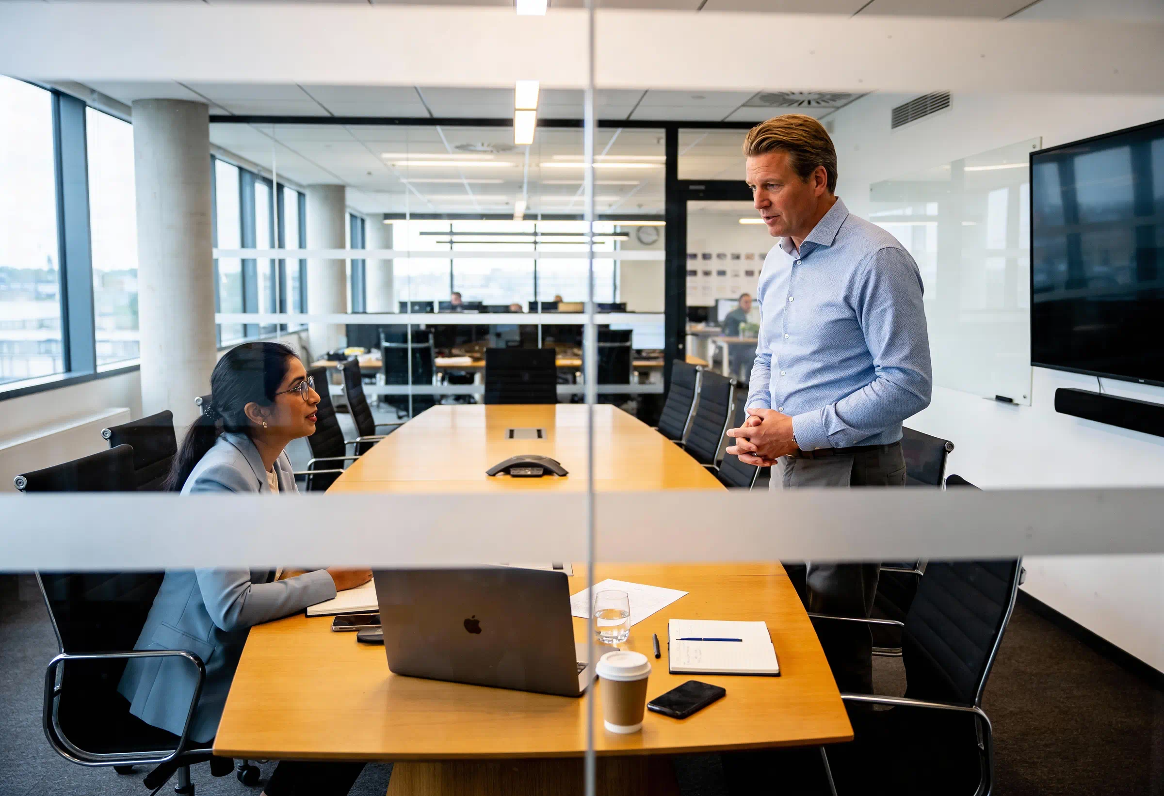 CCO en de CMO die de pipeline opportunities nabespreken op een modern kantoor