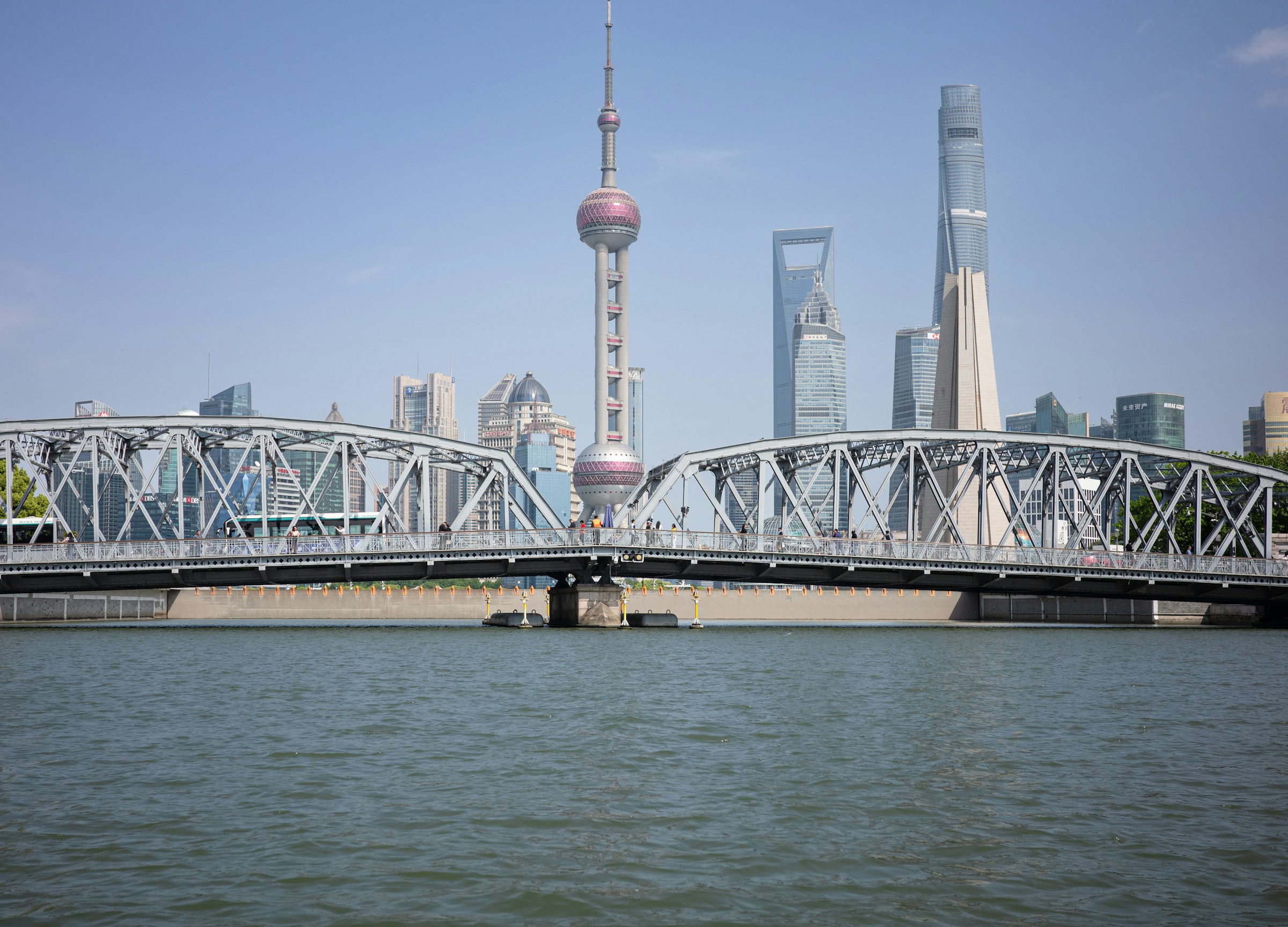 Brücke vor einer modernen Skyline bei Tageslicht als Symbol für die Verbindung zwischen Europa und Asien