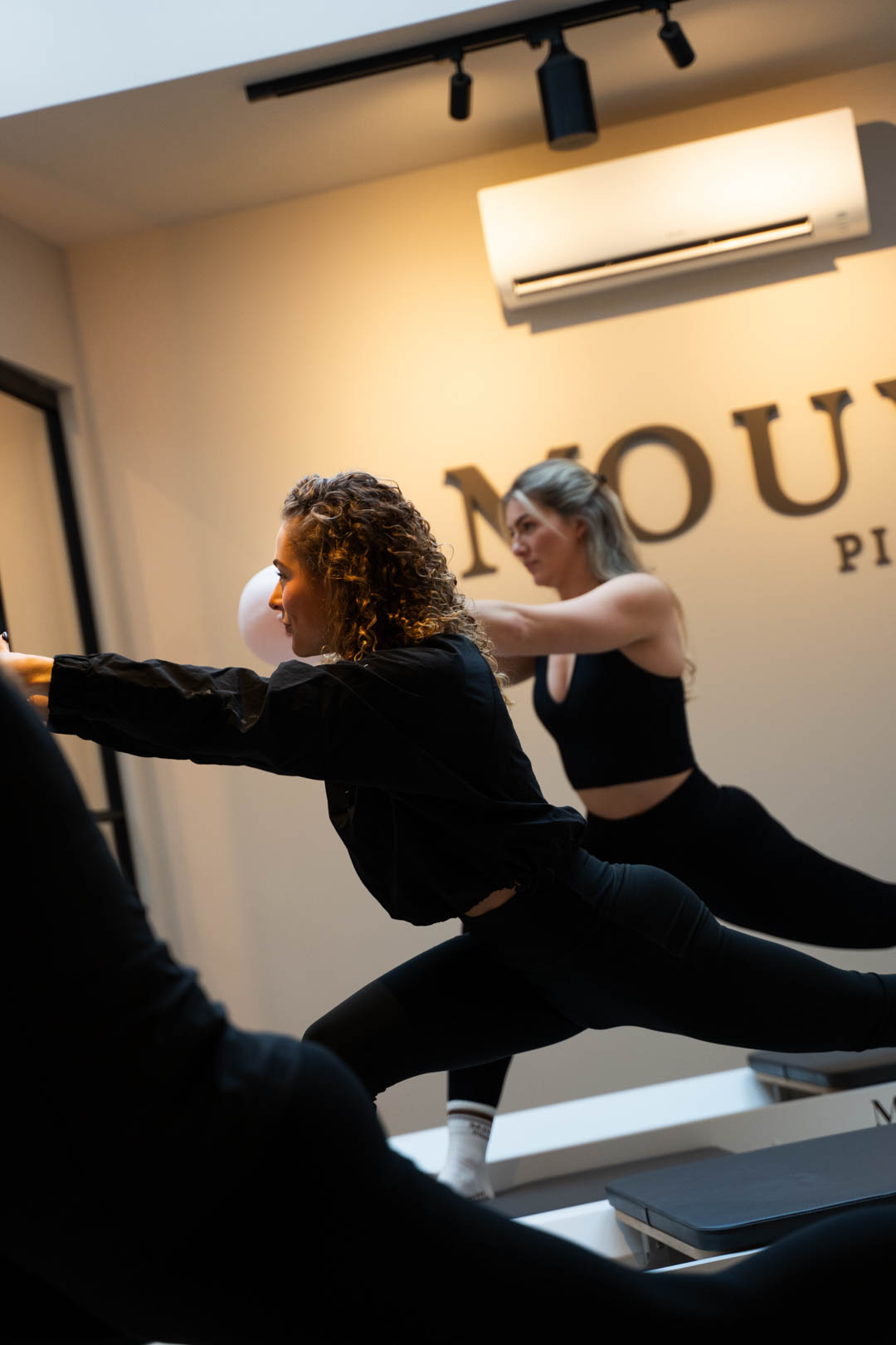 Pilates & mentale gezondheid: hoe bewust bewegen rust brengt in een druk hoofd