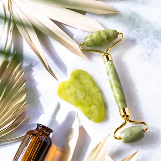 Zielony liść bambusa i kamień jadeitowy w miękkim świetle – naturalne oczyszczenie.