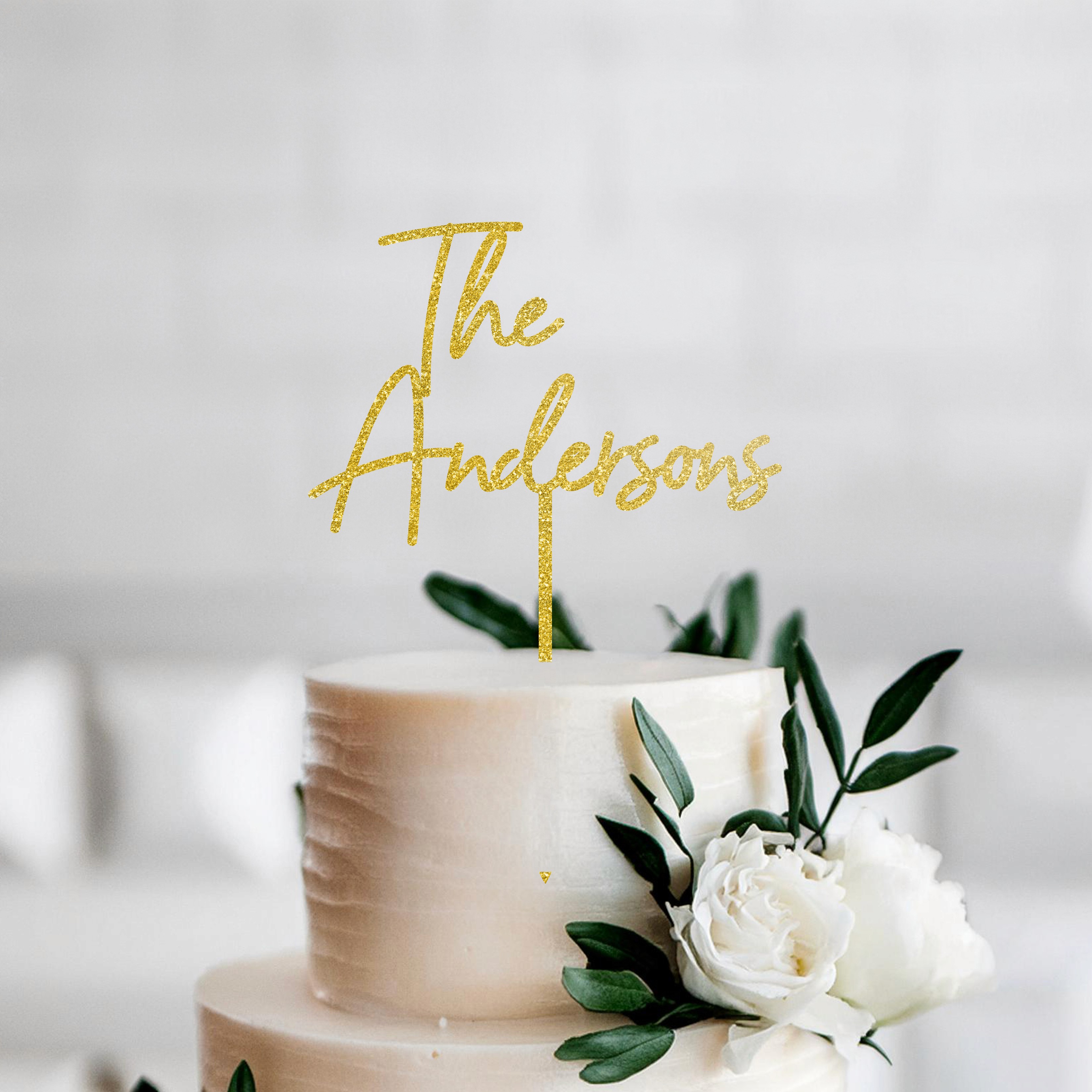 Personalized wedding cake topper with The Andersons in gold, ideal for a sophisticated and unique wedding cake decoration. Handcrafted and customizable.