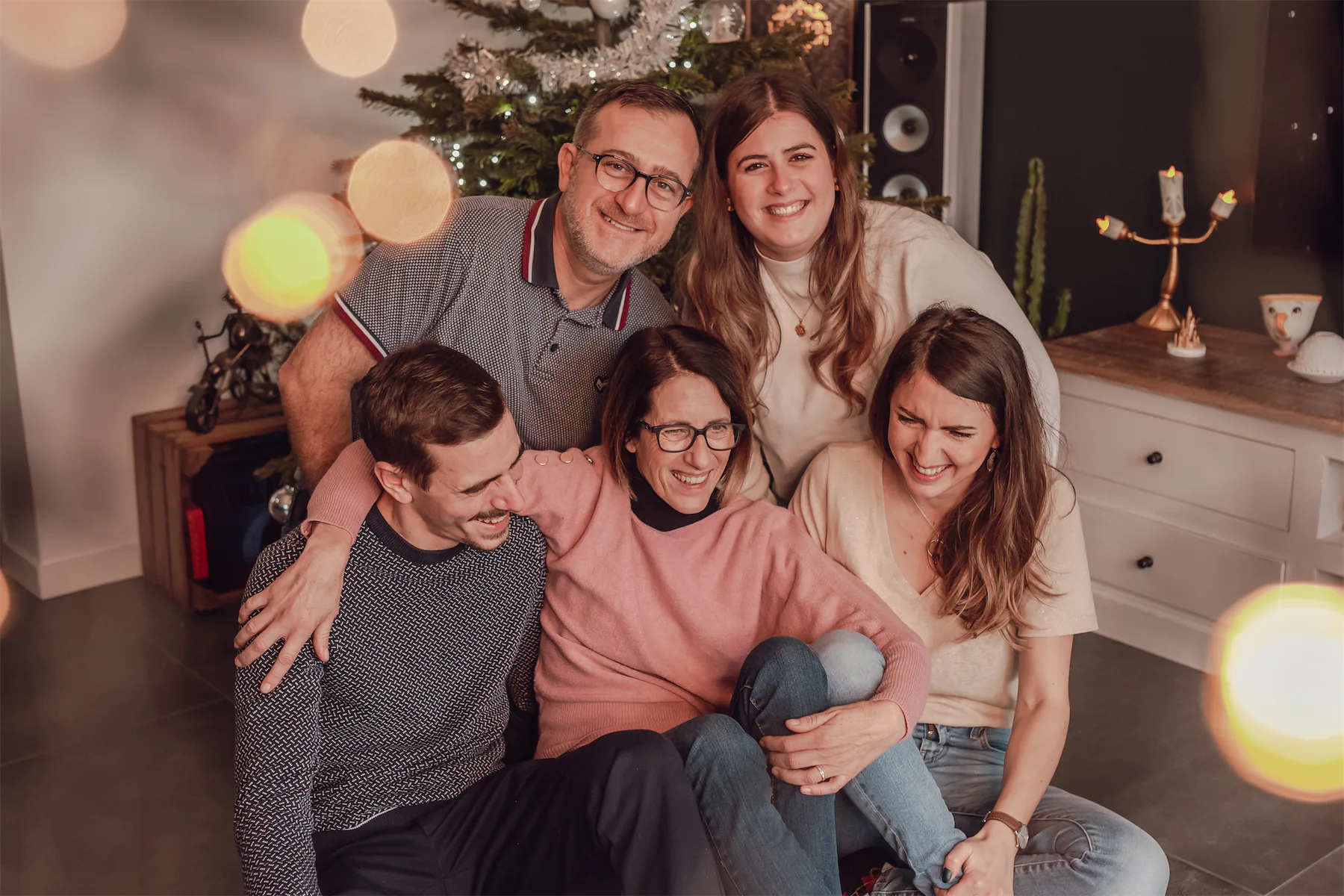Photo de famille de 5 personnes souriantes et s'amusant.