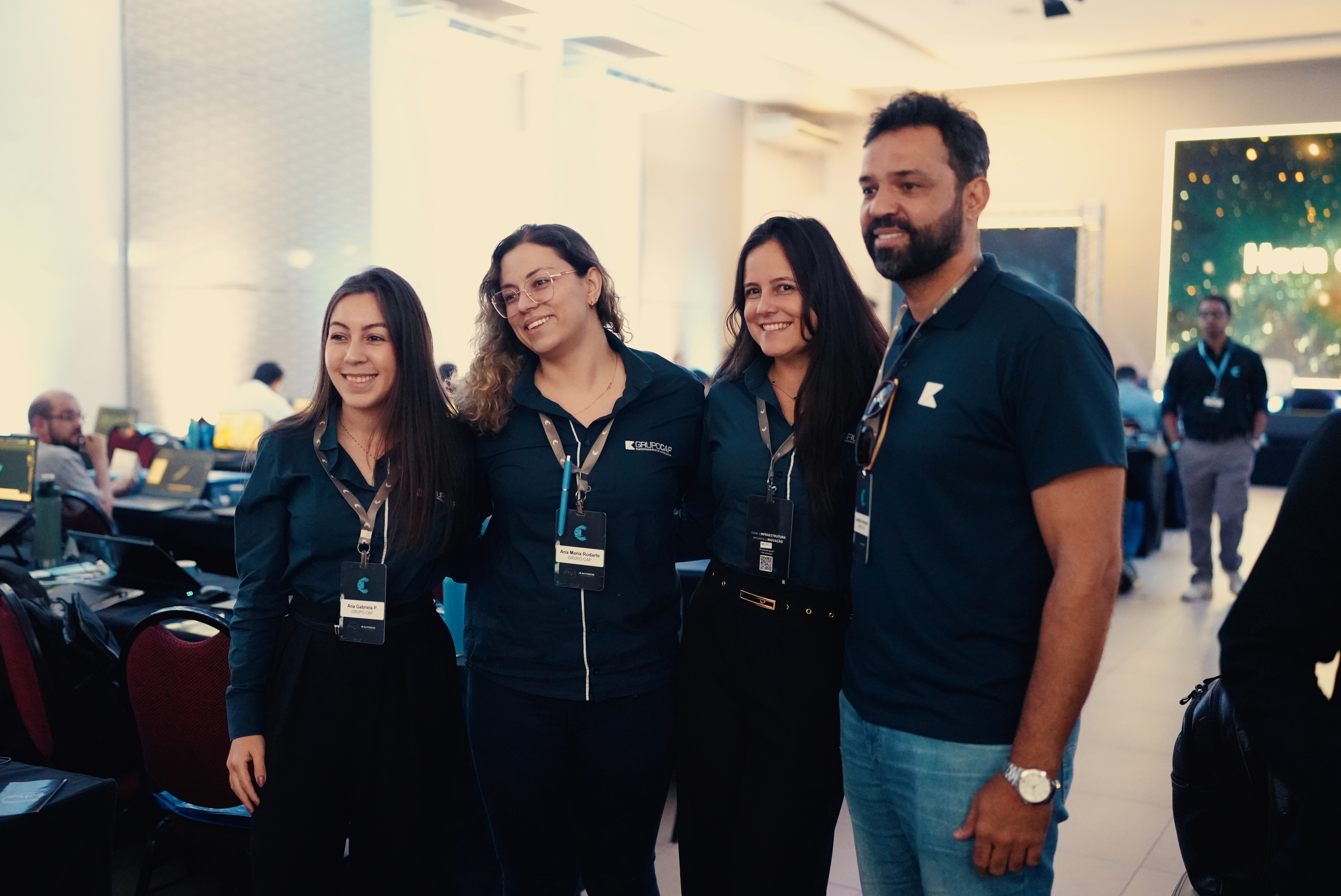 Imagem de pessoas tirando fotos juntas no evento IPM