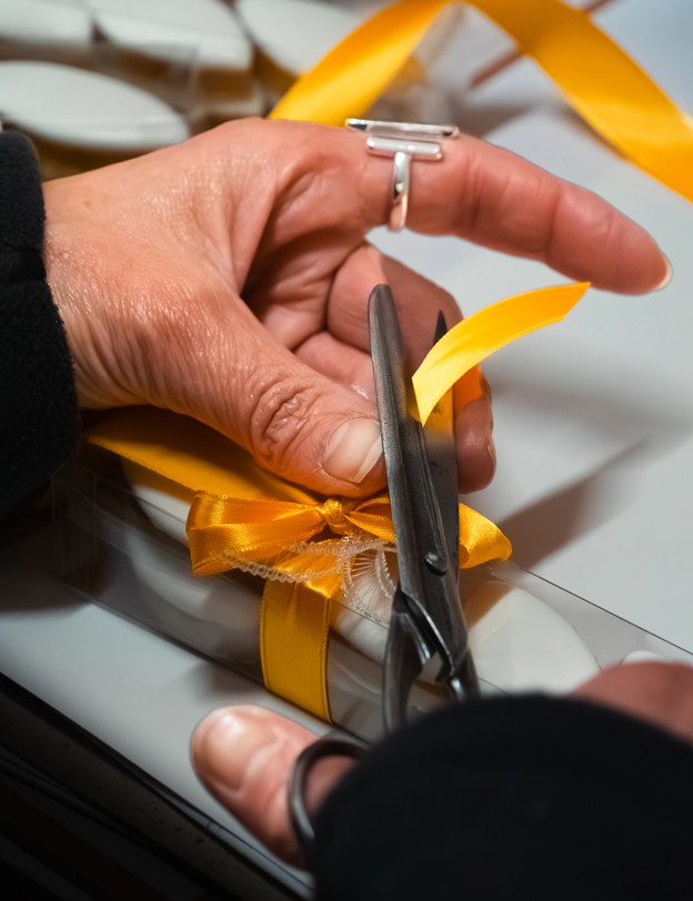 Photo de la confection d'un ballotin de dattes, préparation du ruban.