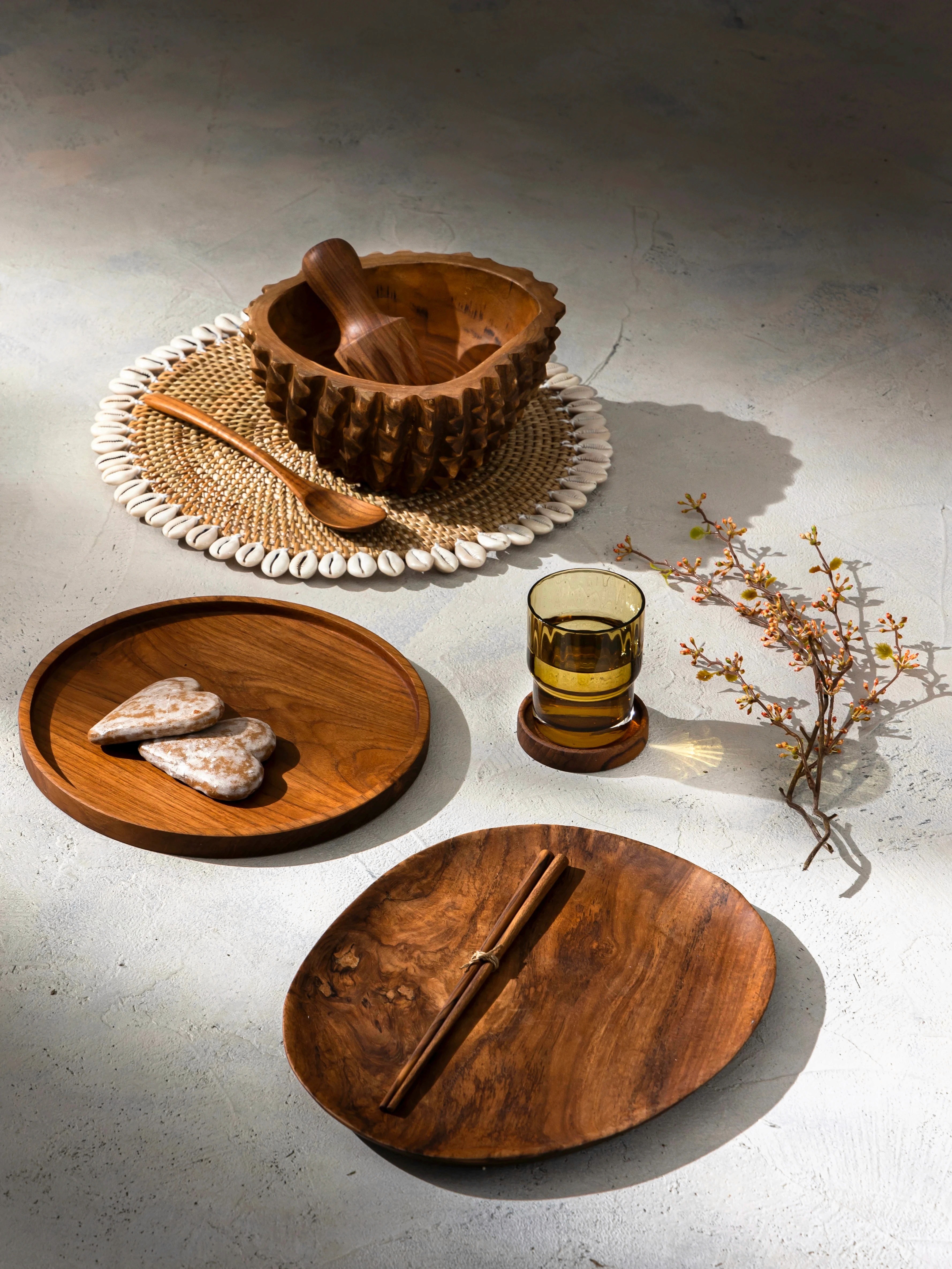 chaise en bois de teck sur fond gris