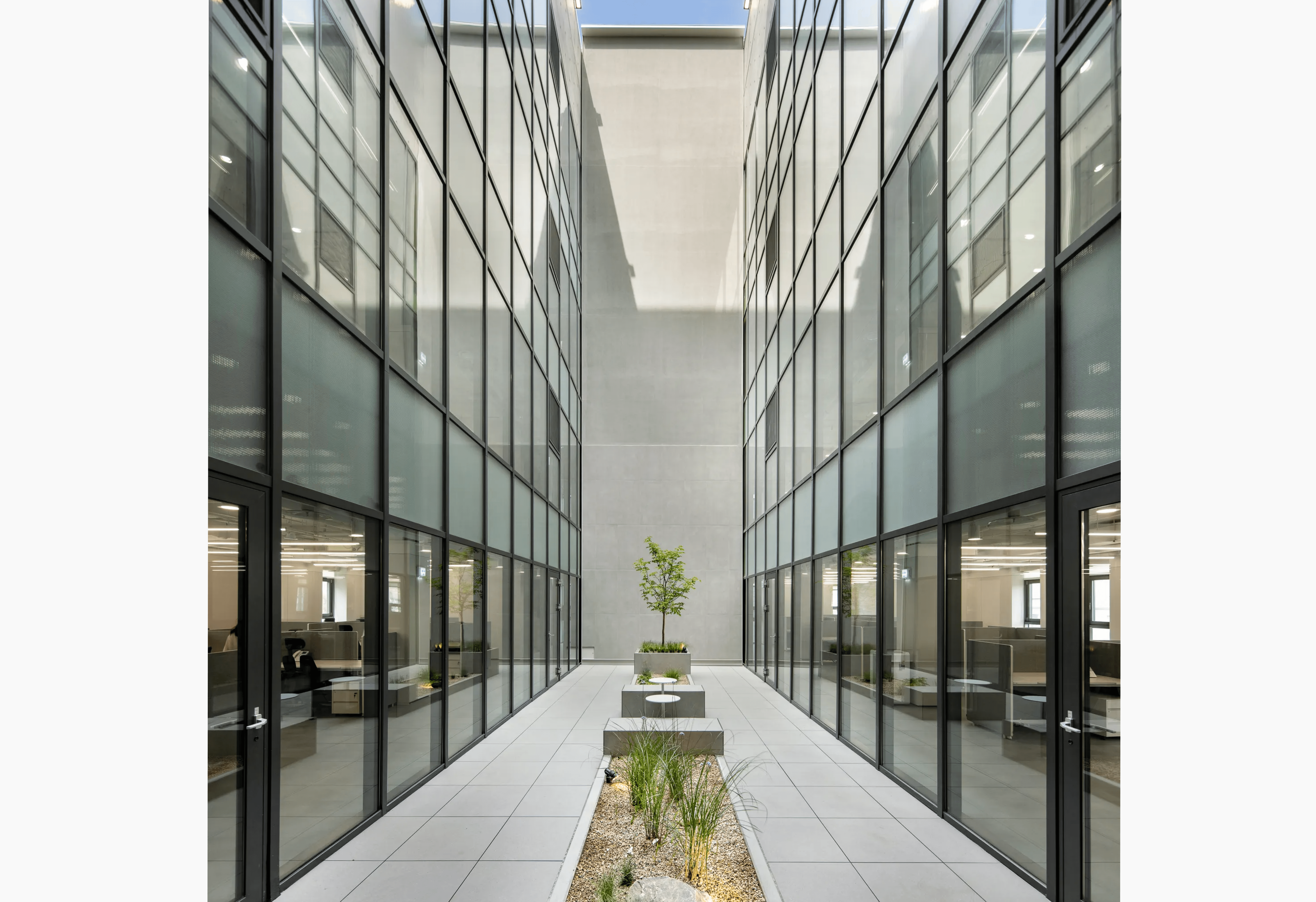 시공이 완료된 사옥 중앙부 모습