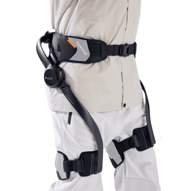 Exosquelette actif Hypershell fixé à la taille et aux jambes, conçu pour assister la marche et réduire l’effort musculaire lors des déplacements.