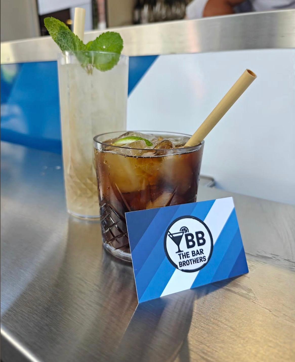Cocktails aan een sfeervolle bar