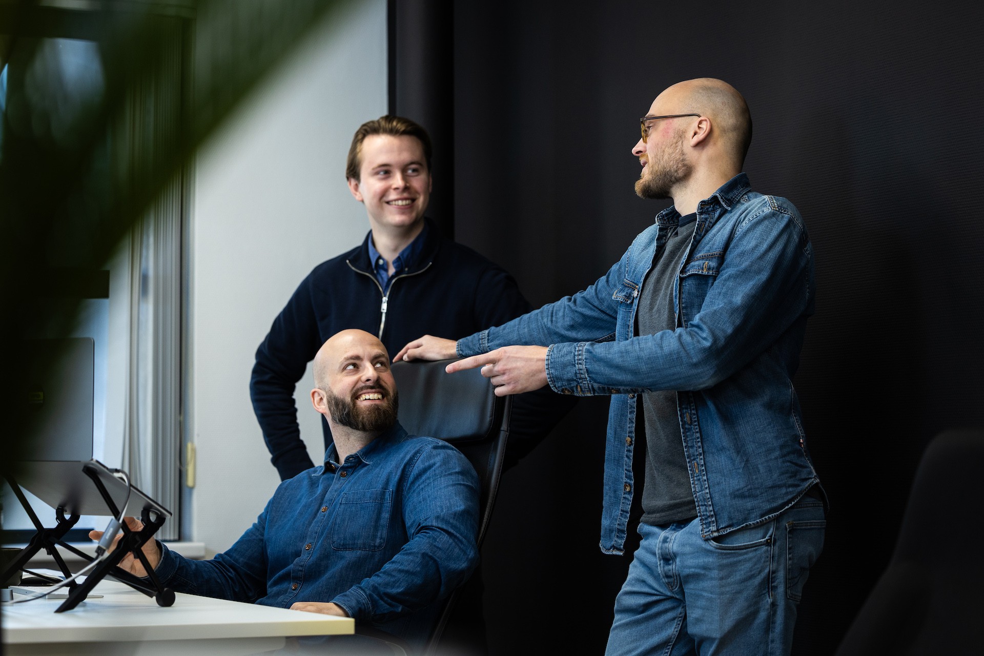 Blaudruck employees in front of a desk