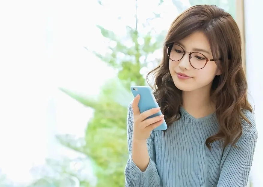 Women wearing anti-fatigue lenses to scroll her mobile device